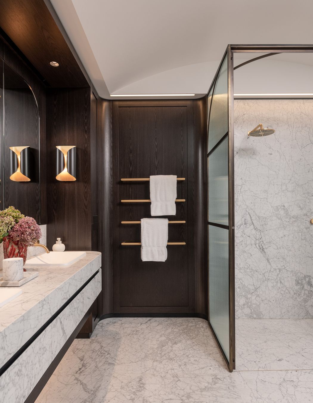 Curved details in bathroom