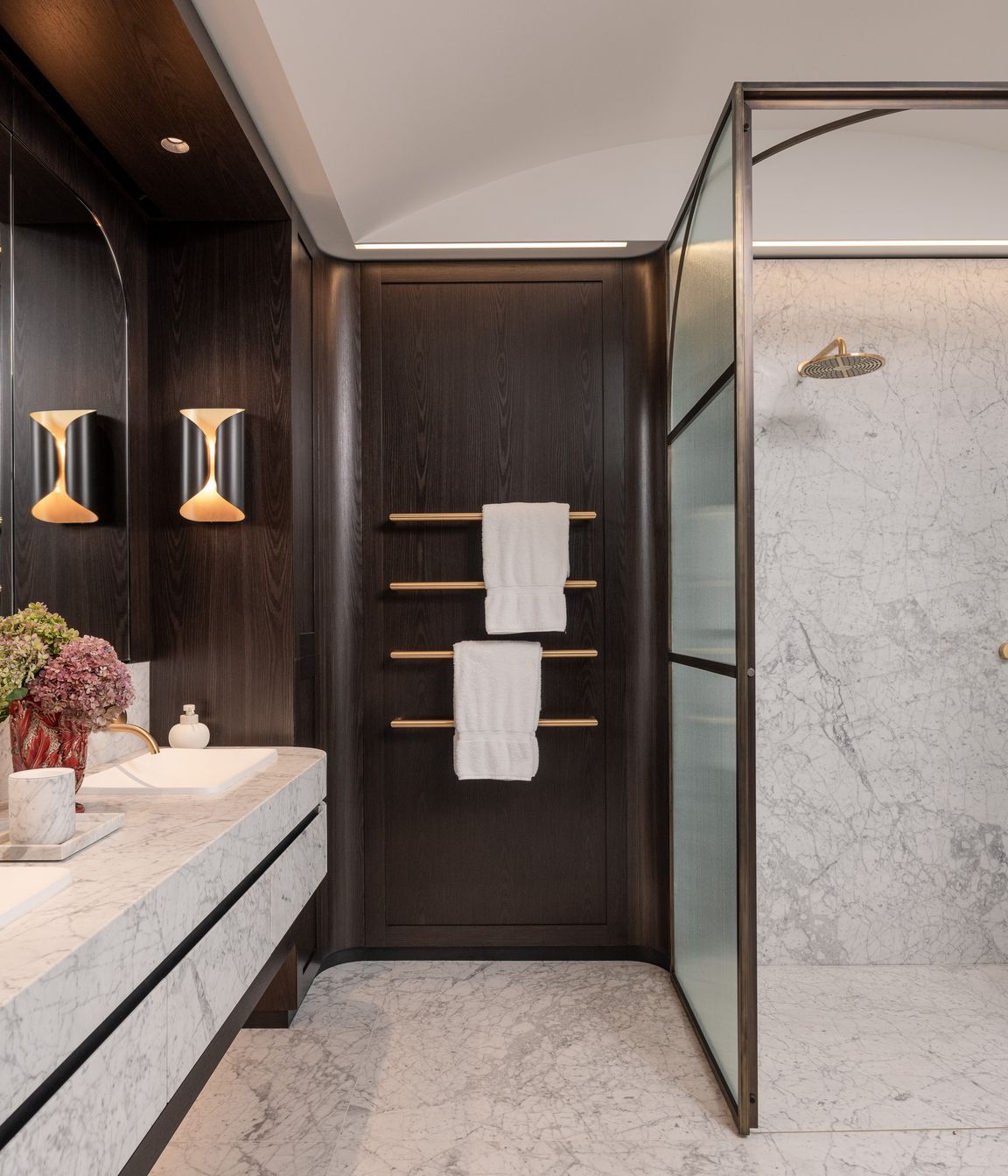 Curved details in bathroom