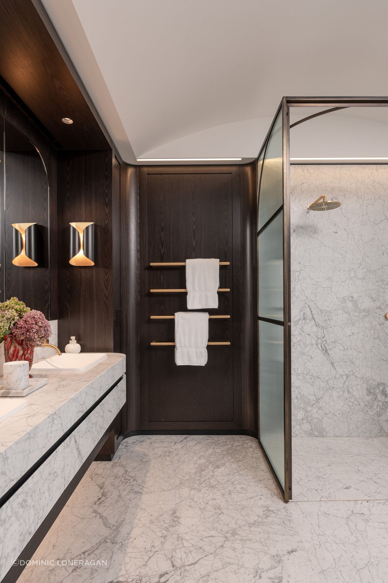 Curved details in bathroom