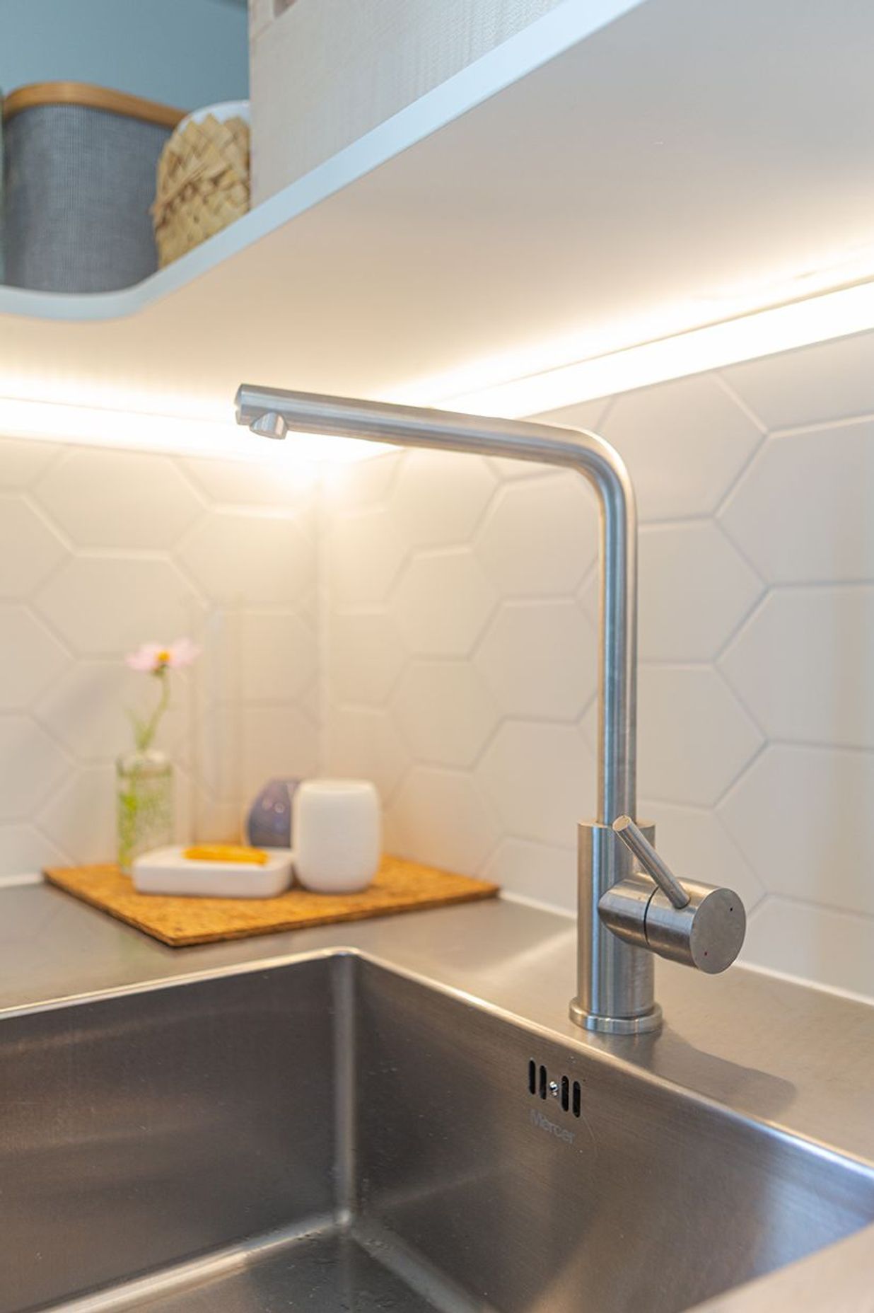 High gooseneck tap allows for a bucket or large platters to be washed here.