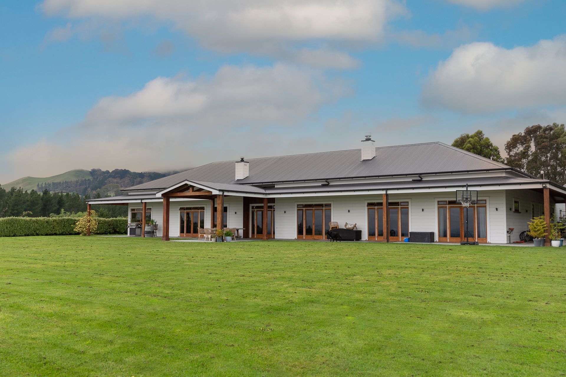 This huge build was a real partnership between Brittin Builders and Parkhill joinery.  Brand new yet traditionally stylish in every way.