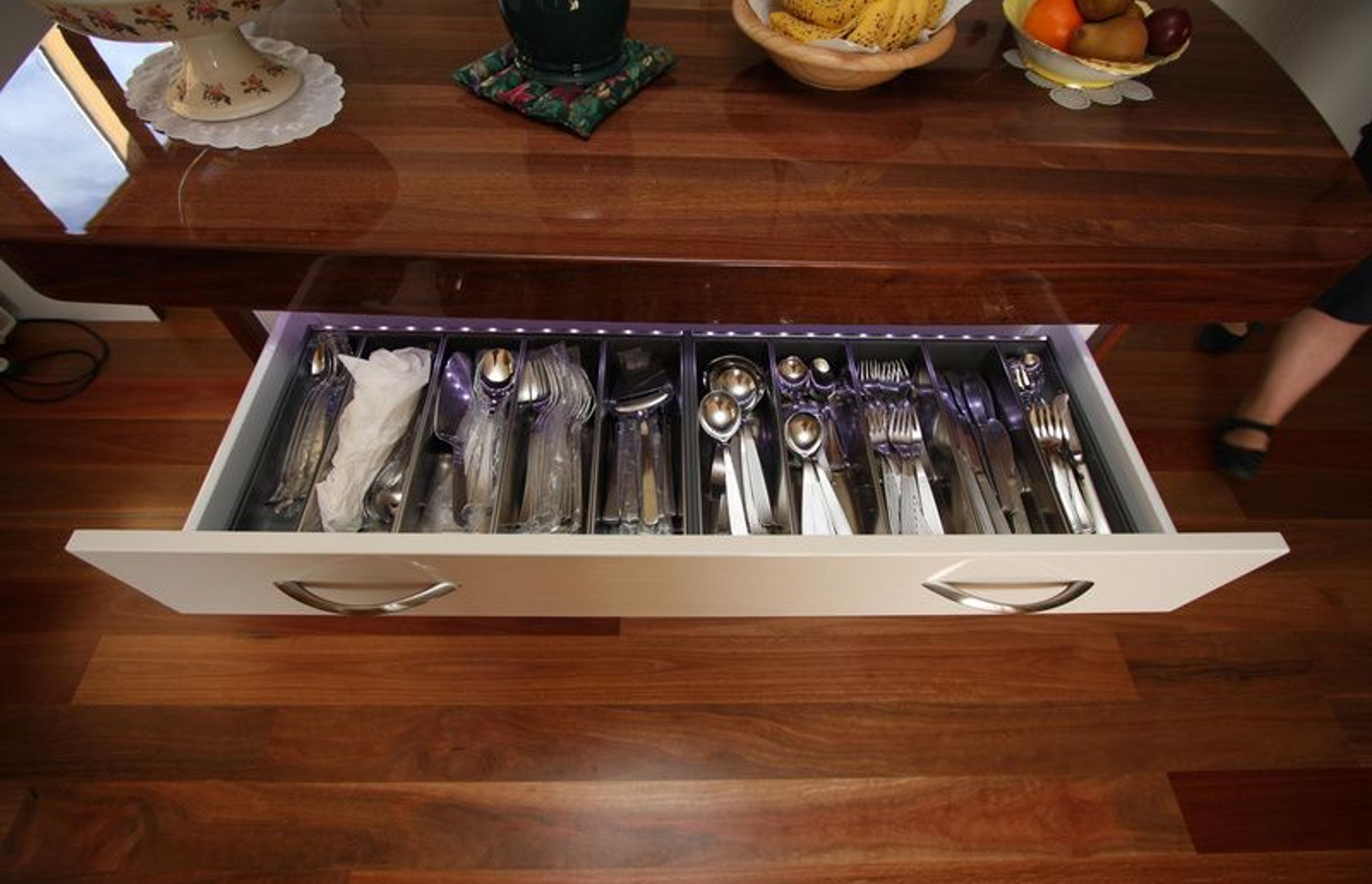 Kitchen cutlery drawer mixing classic and modern