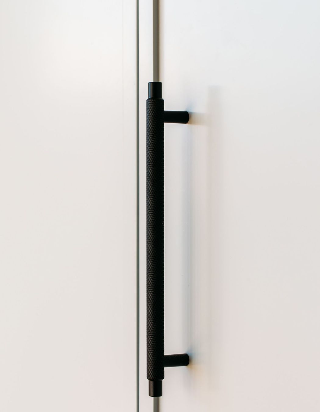 Archant FP Manor cabinet handles in matt black.