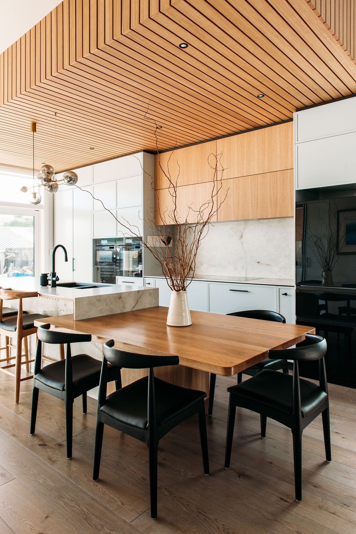 A solid oak dining table was designed into the benchtop to create efficient space planning.