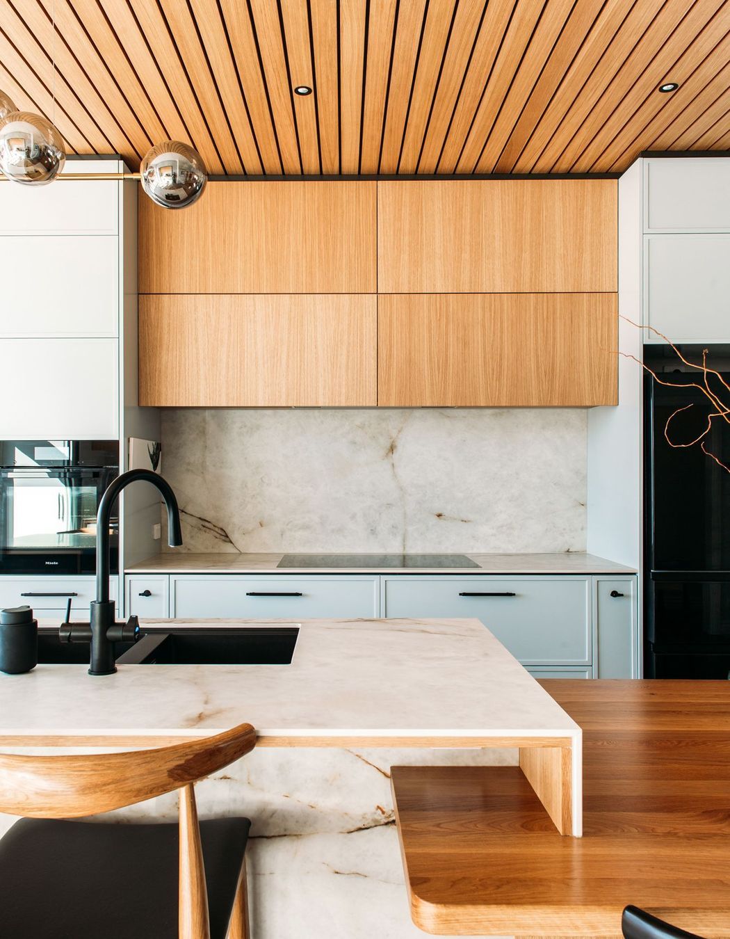 Solid oak detailing in the benchtop.