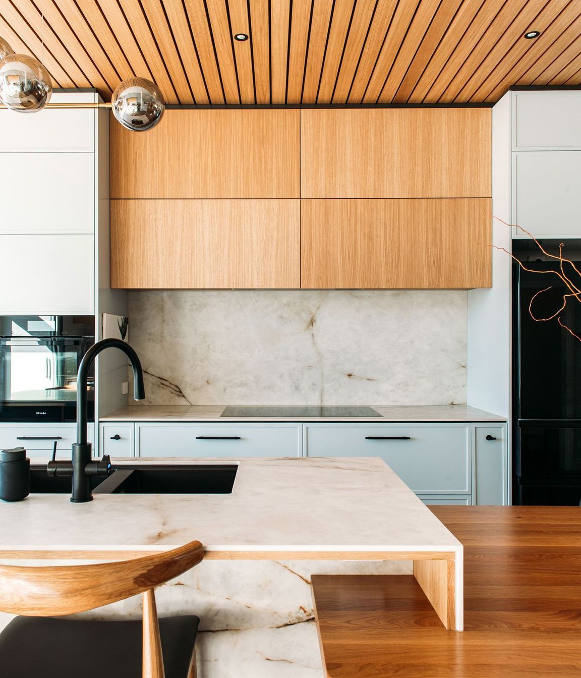 Solid oak detailing in the benchtop.