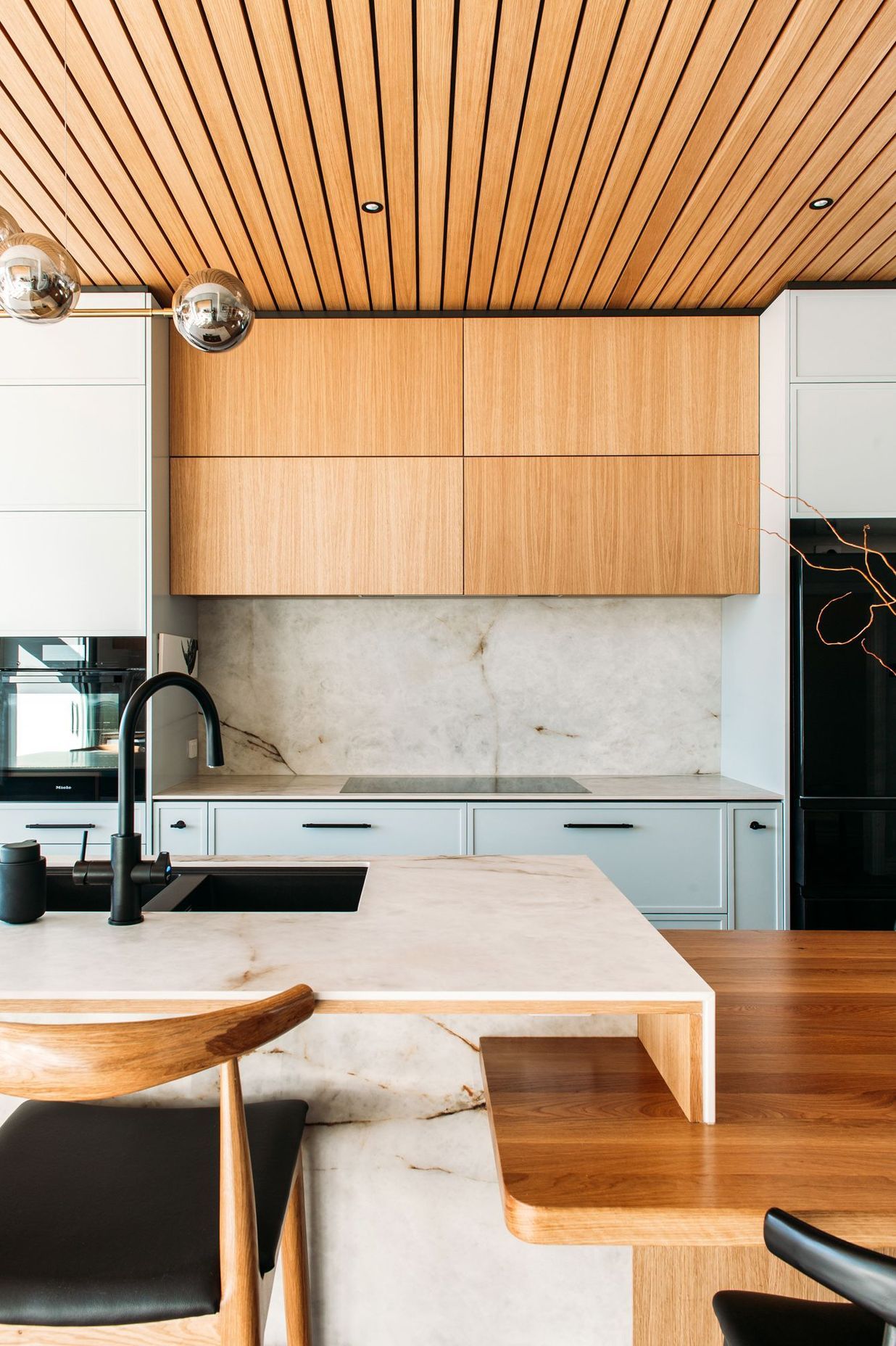 Solid oak detailing in the benchtop.