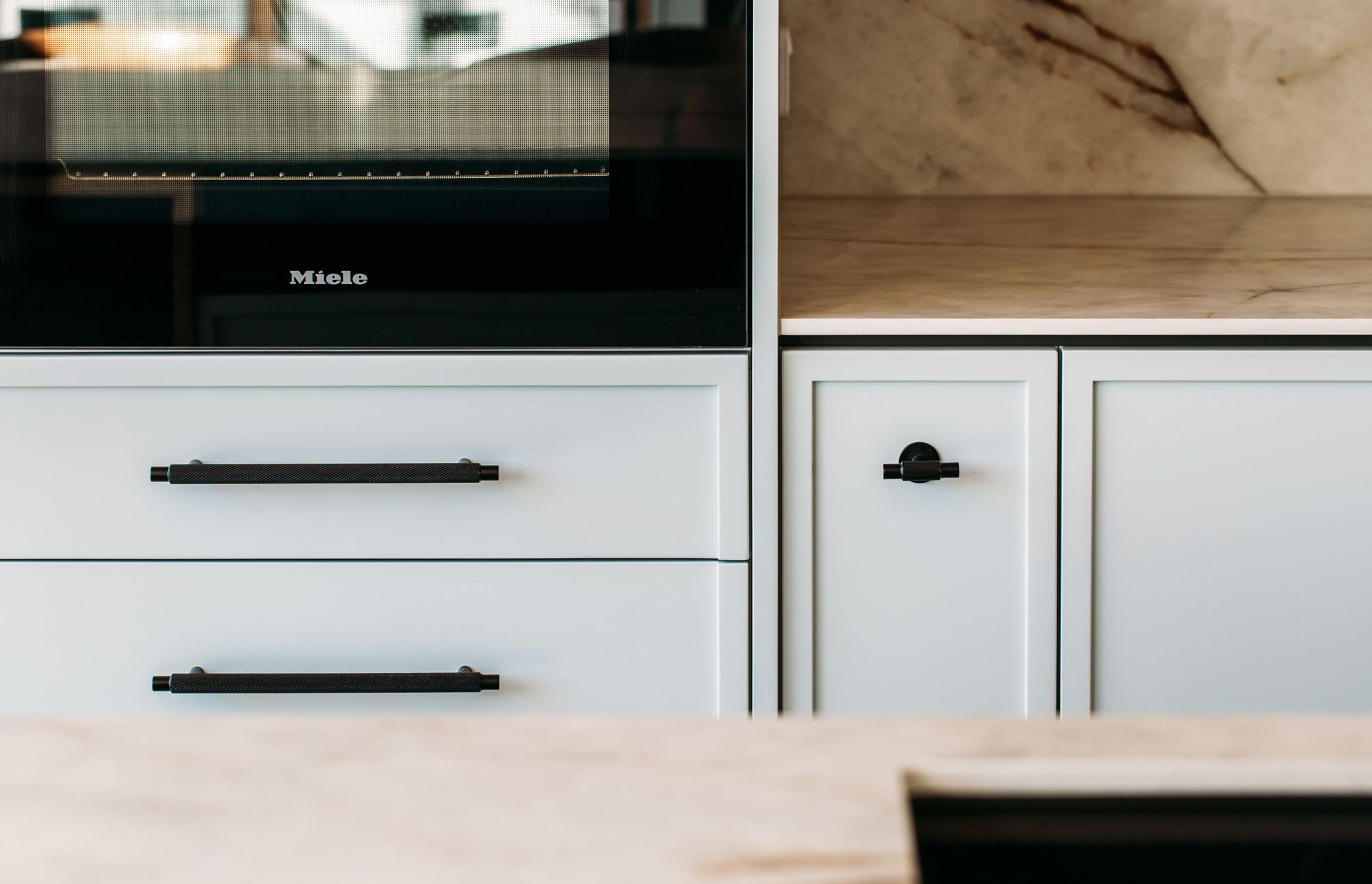 Miele appliances and Archant FP Manor cabinet handles in matt black.