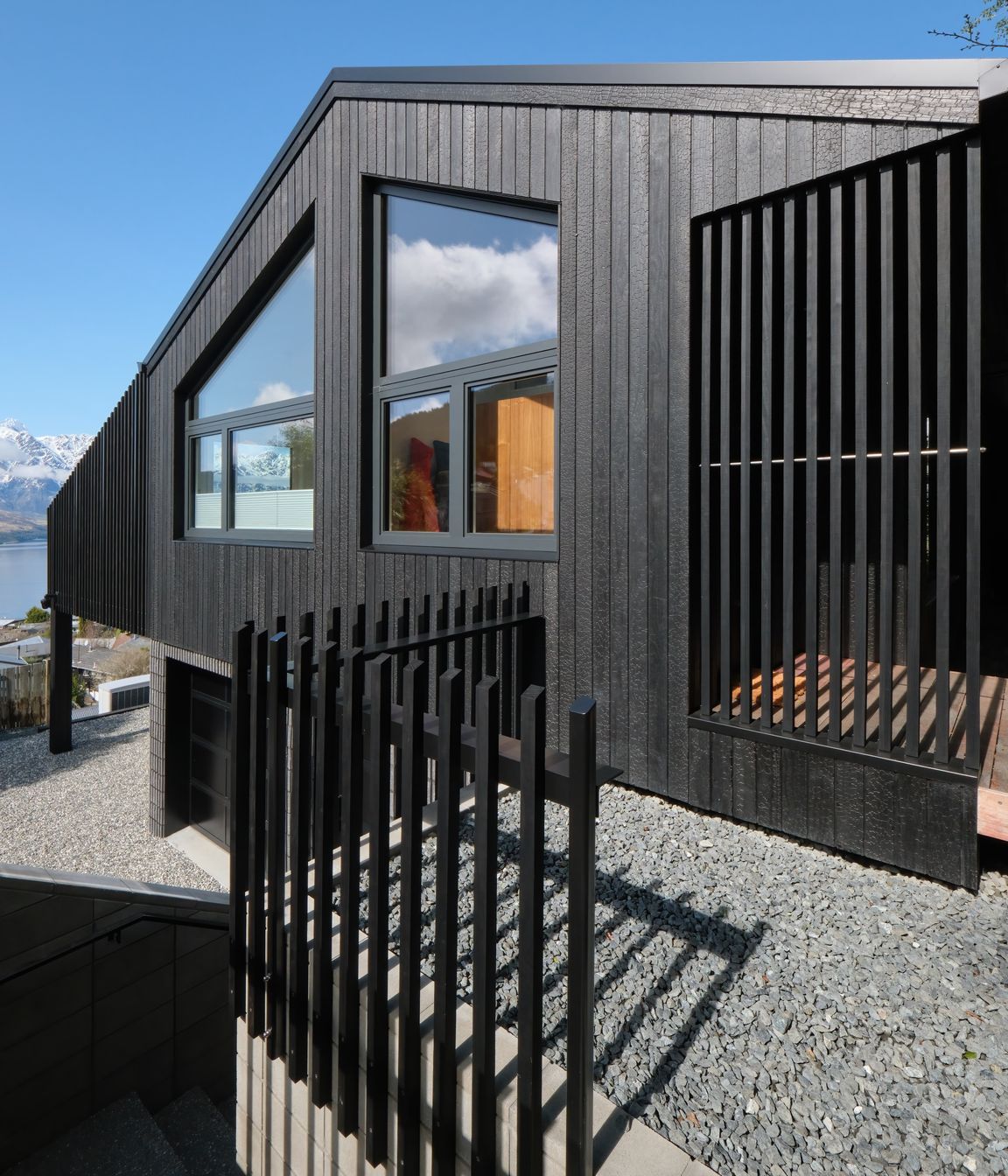 Loch-View-Queenstown-exterior.jpg