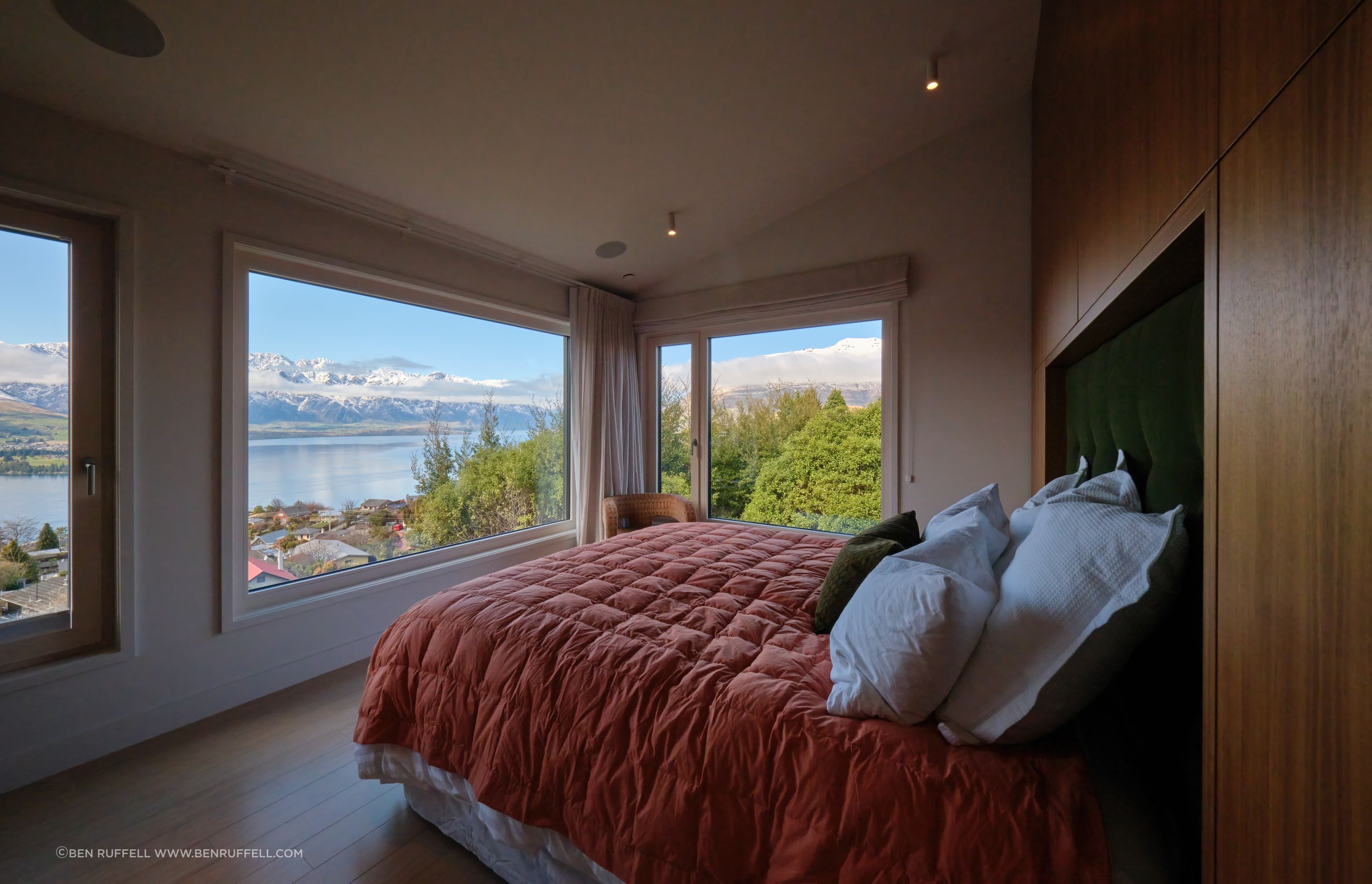 Loch-View-Queenstown-main-bedroom.jpg