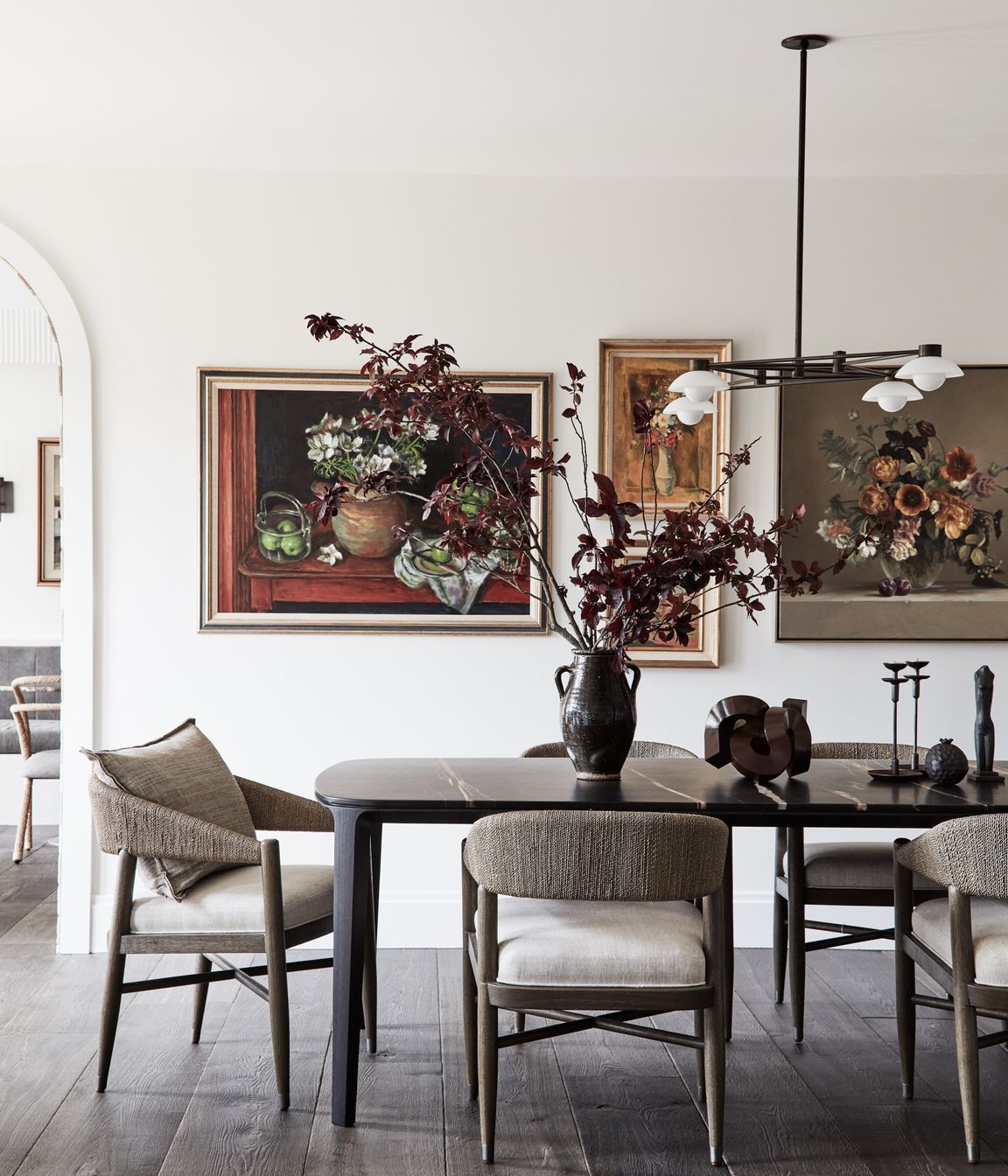 FORMAL DINING Opposite This smart dining area, which serves up entertaining in style, is a favourite with the owner. Archipelago 4 pendant, Allied Maker. Mid-century wall sconce, DLdesignworks. Henry dining table, Poliform. Palecek ‘Gordon’ dining chairs, Boyd Blue. Accessories, Kate Nixon. Relief 4022 French oak flooring, Enoak (throughout).