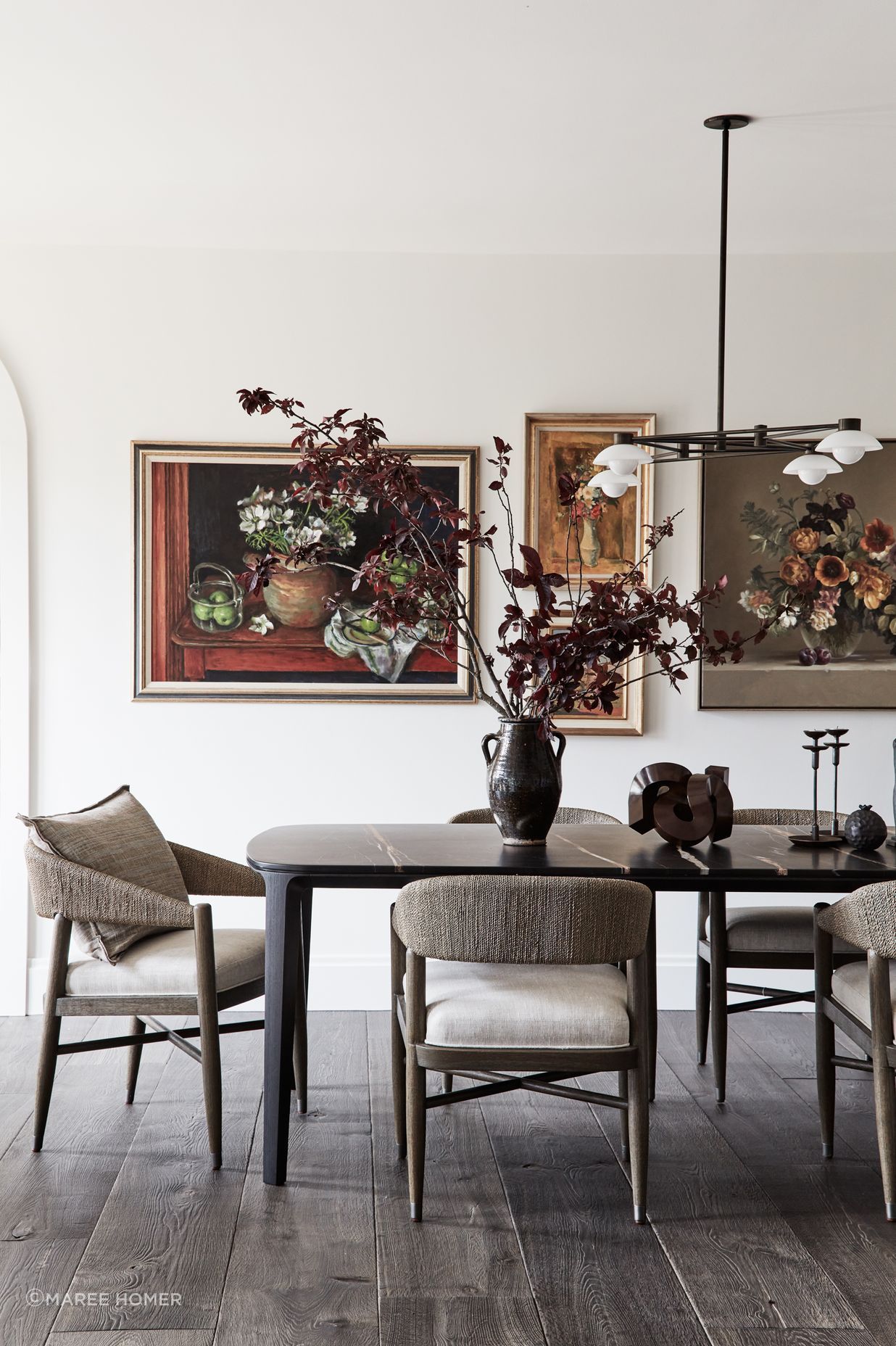 FORMAL DINING Opposite This smart dining area, which serves up entertaining in style, is a favourite with the owner. Archipelago 4 pendant, Allied Maker. Mid-century wall sconce, DLdesignworks. Henry dining table, Poliform. Palecek ‘Gordon’ dining chairs, Boyd Blue. Accessories, Kate Nixon. Relief 4022 French oak flooring, Enoak (throughout).