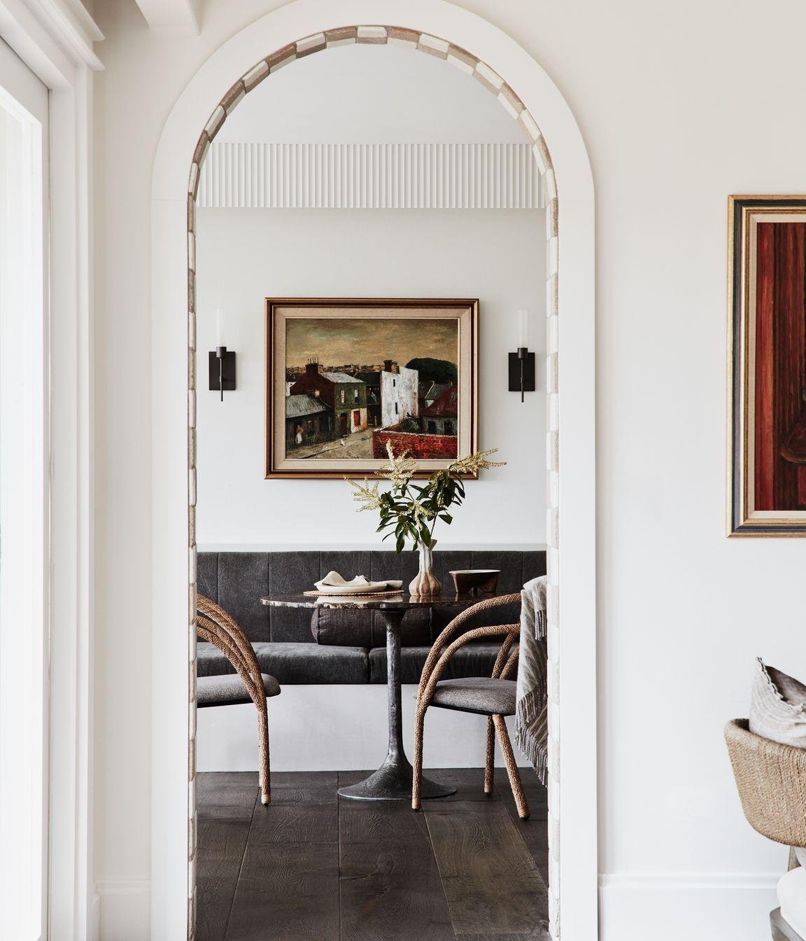 INFORMAL DINING Hubbardton Forge ‘Vela’ wall sconces, Urban Lighting. Dining banquette in Great Linen, Ascraft. Hamilton Conte table, Boyd Blue. Oggetti Designs ‘Encanta’ dining chairs and various accessories, Kate Nixon.