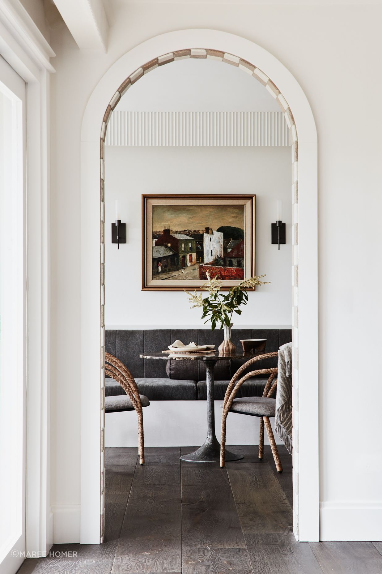 INFORMAL DINING Hubbardton Forge ‘Vela’ wall sconces, Urban Lighting. Dining banquette in Great Linen, Ascraft. Hamilton Conte table, Boyd Blue. Oggetti Designs ‘Encanta’ dining chairs and various accessories, Kate Nixon.