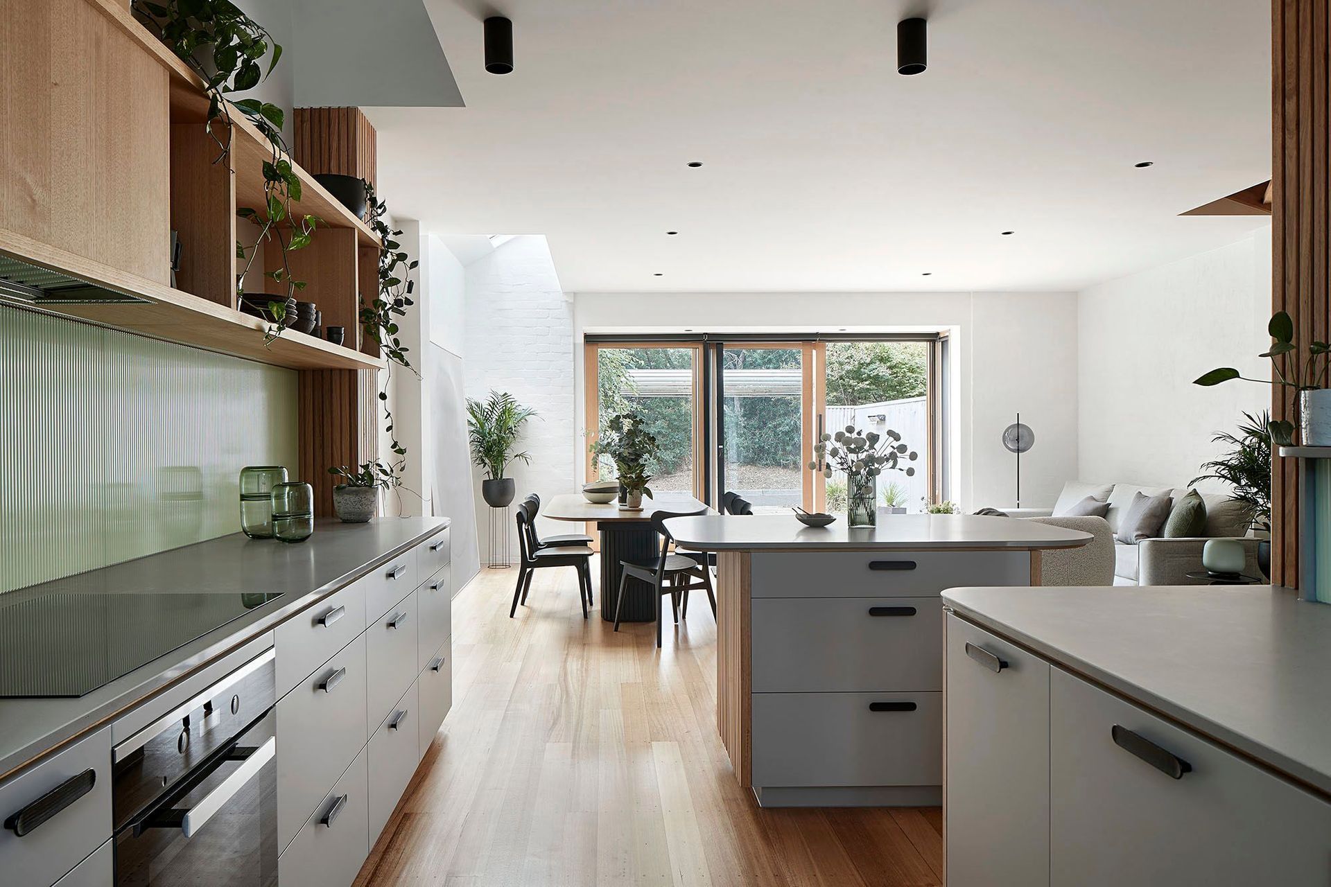 McMahonCanterburyRdStKildaWestsmg3889Aw.jpg