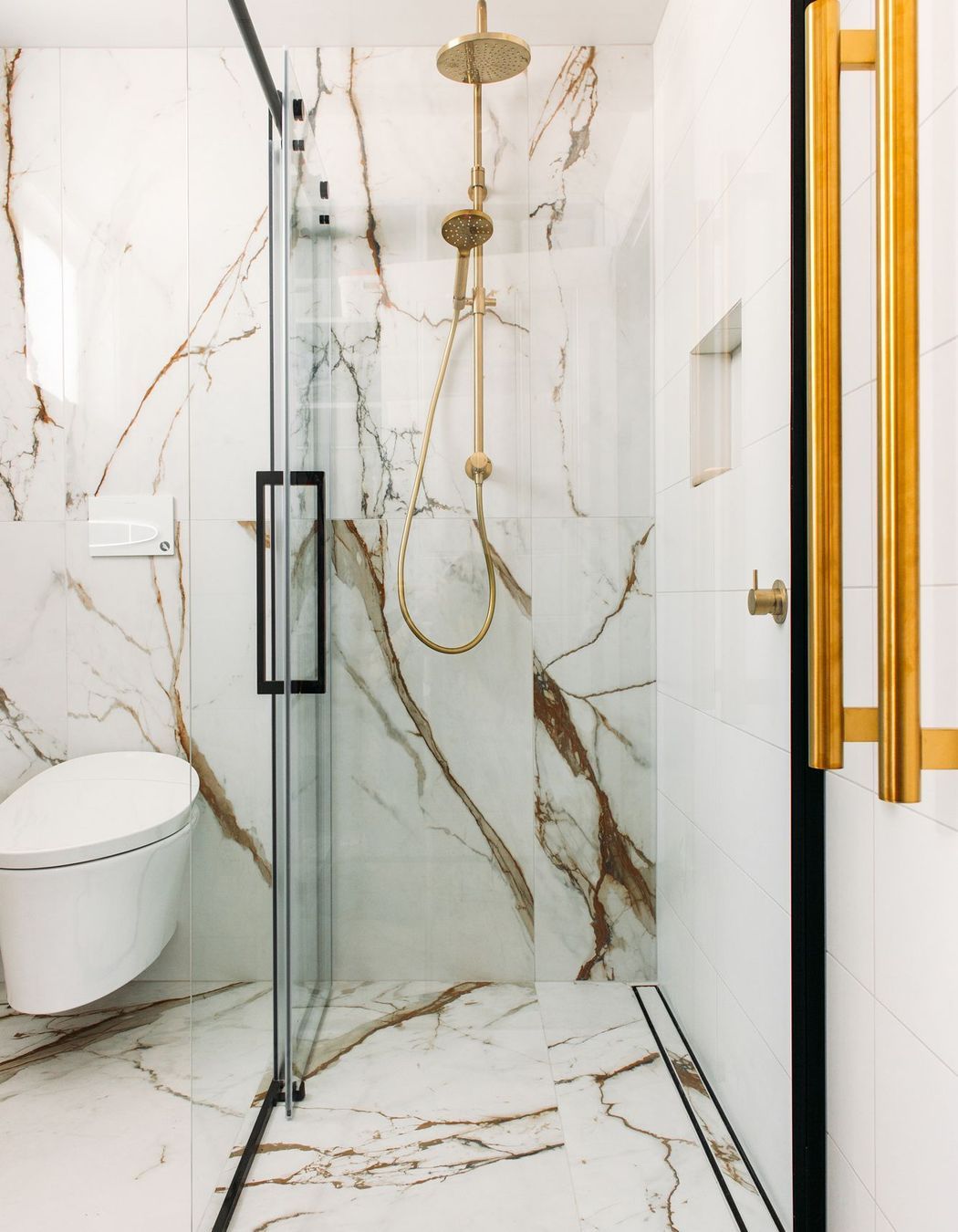 Dancing to a different beat, the Ensuite is no less dramatic.