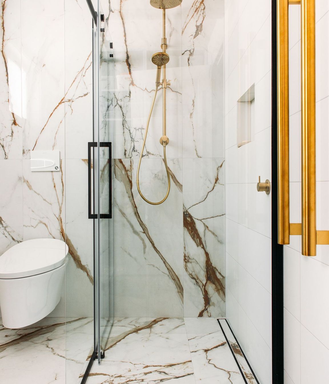 Dancing to a different beat, the Ensuite is no less dramatic.