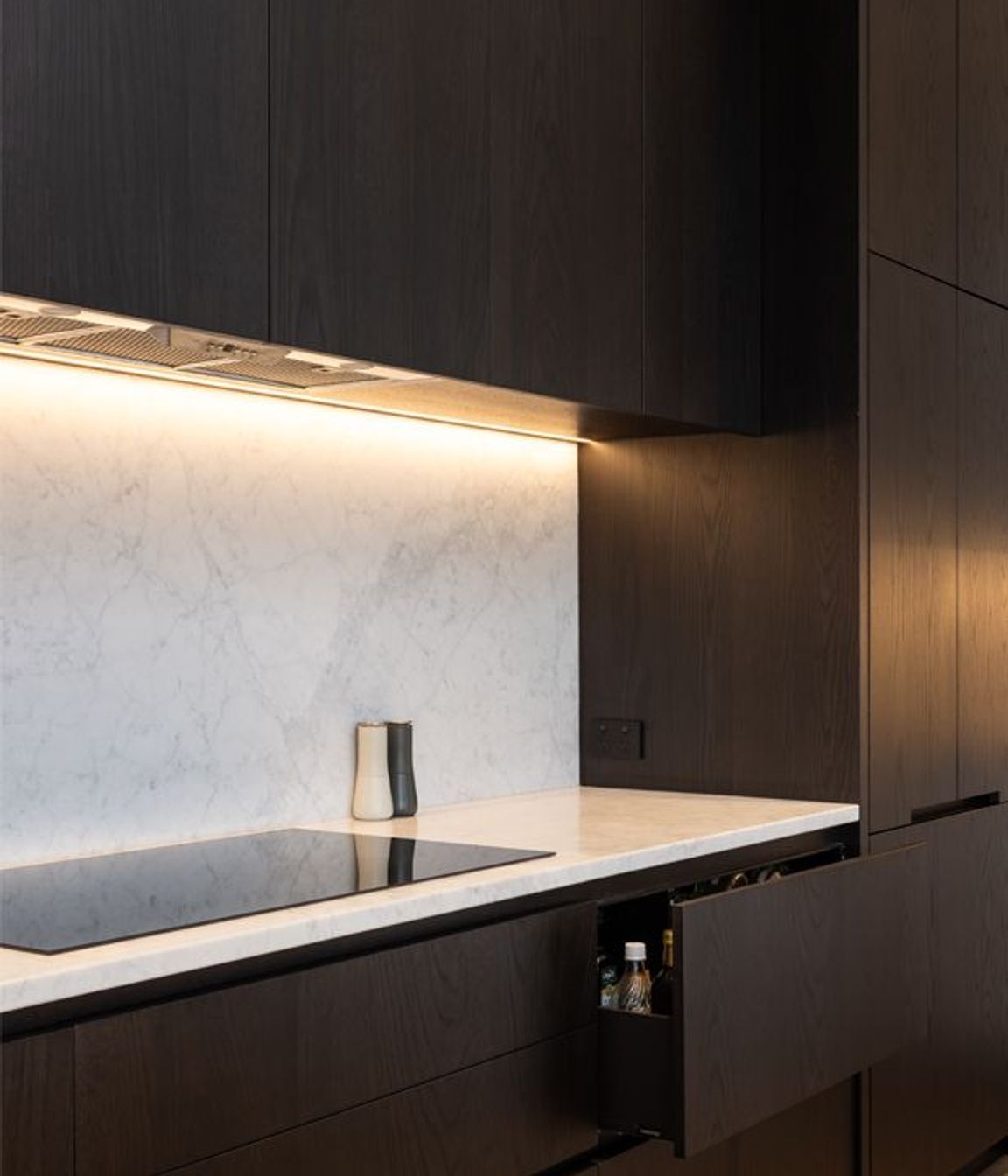 NeoDesign-customkitchenrenovationdesignerAucklandcurveblackwhite-marblePonsonbyhob-wall.jpg