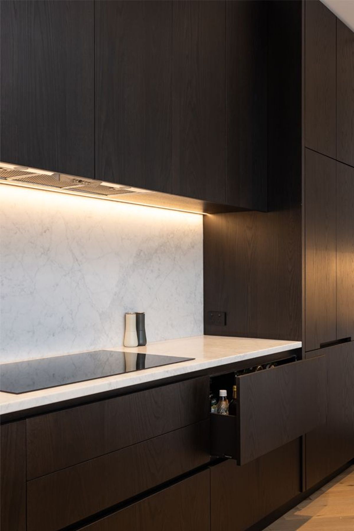 NeoDesign-customkitchenrenovationdesignerAucklandcurveblackwhite-marblePonsonbyhob-wall.jpg
