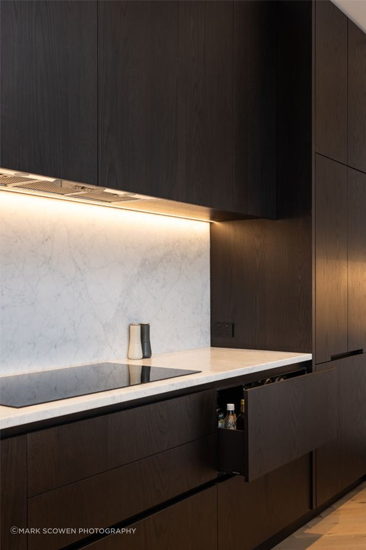 NeoDesign-customkitchenrenovationdesignerAucklandcurveblackwhite-marblePonsonbyhob-wall.jpg
