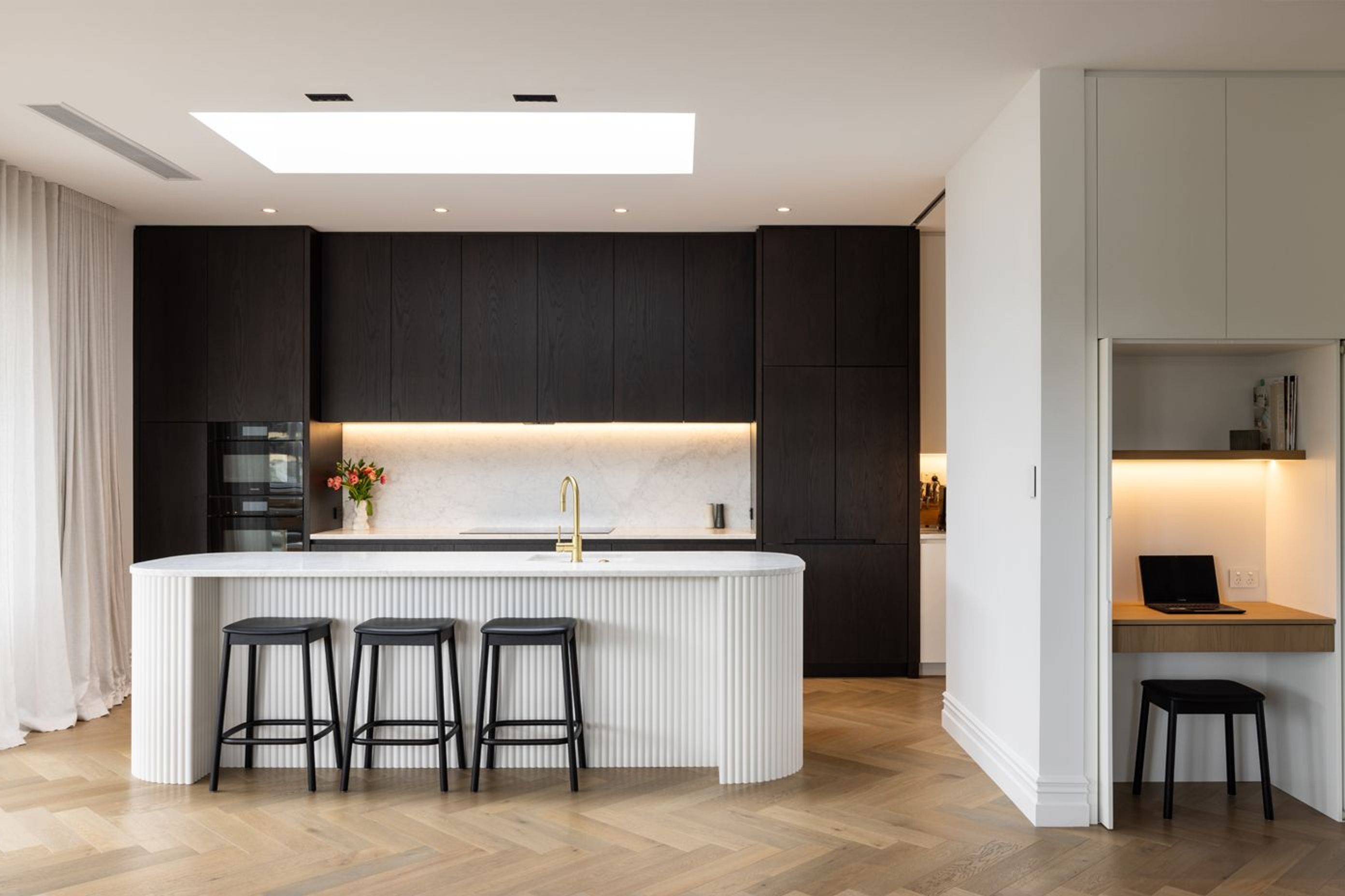 NeoDesign-customkitchenrenovationdesignerAucklandcurveblackwhite-marblePonsonbyroom.jpg