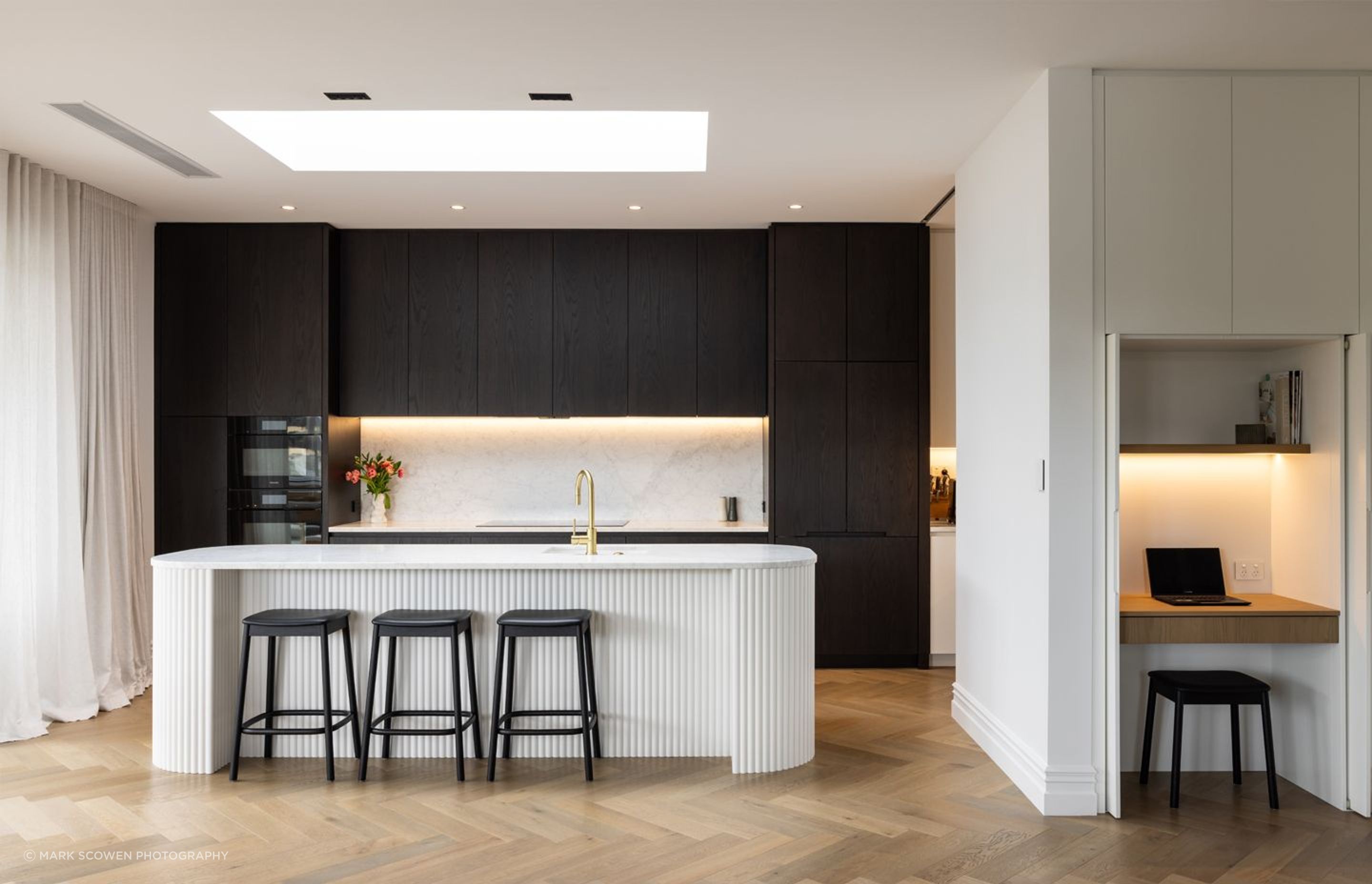 NeoDesign-customkitchenrenovationdesignerAucklandcurveblackwhite-marblePonsonbyroom.jpg