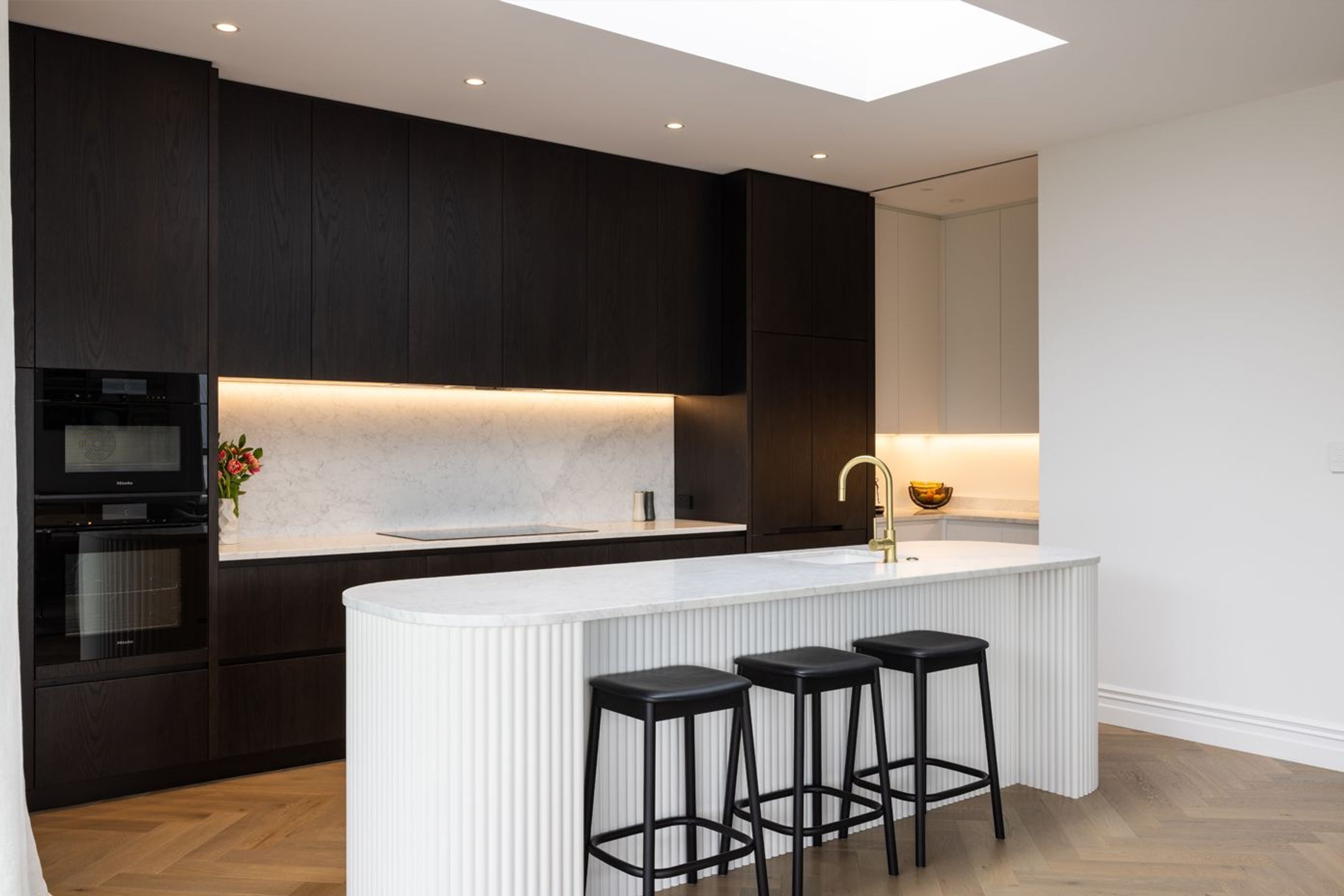 NeoDesign-customkitchenrenovationdesignerAucklandcurveblackwhite-marblePonsonbyroomangle.jpg