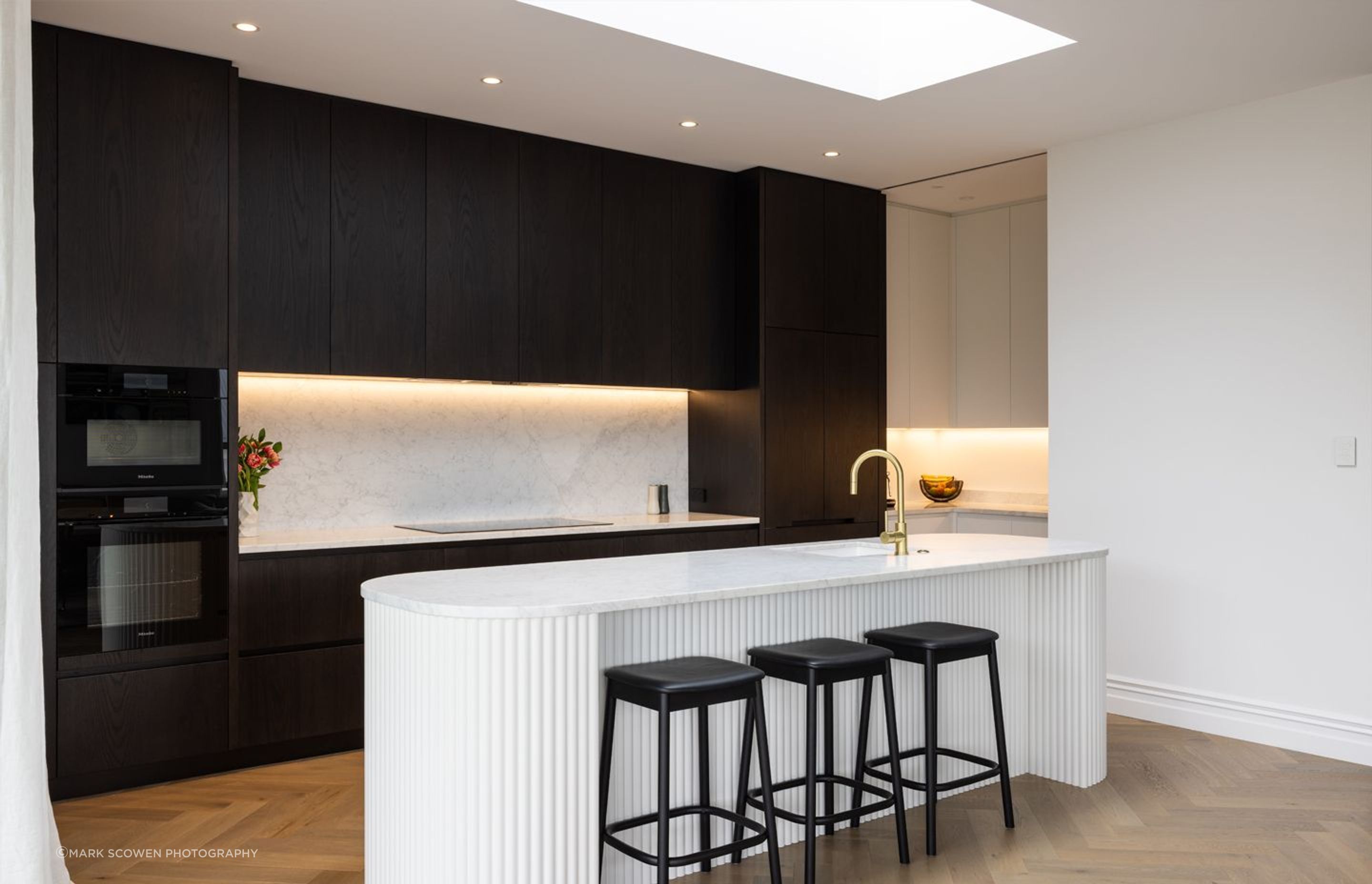 NeoDesign-customkitchenrenovationdesignerAucklandcurveblackwhite-marblePonsonbyroomangle.jpg