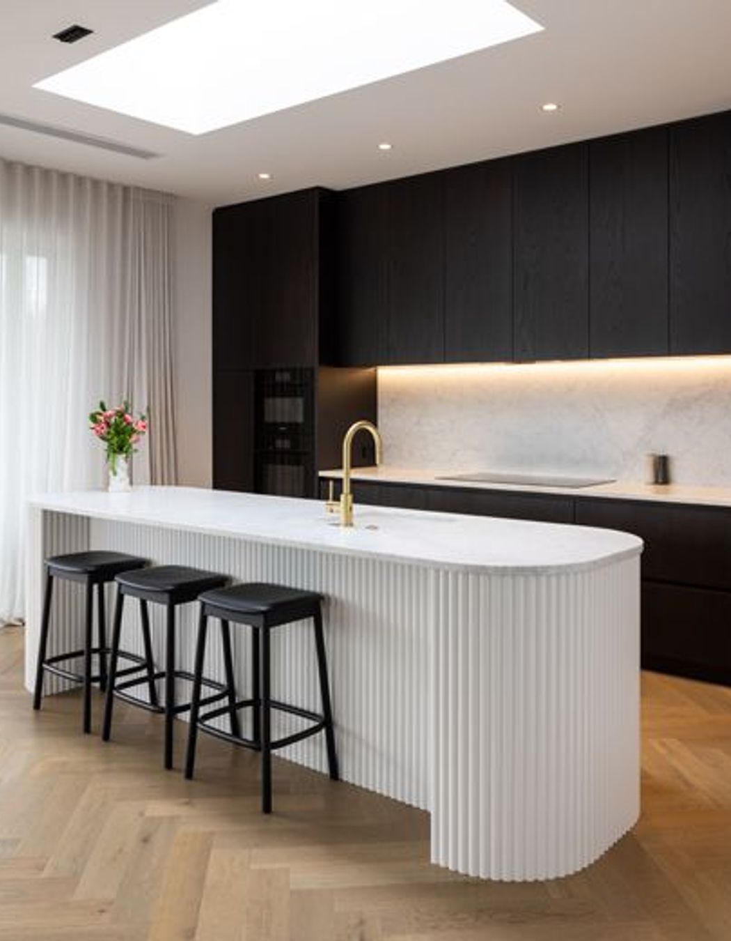 NeoDesign-customkitchenrenovationdesignerAucklandcurveblackwhite-marblePonsonbyroomisland.jpg