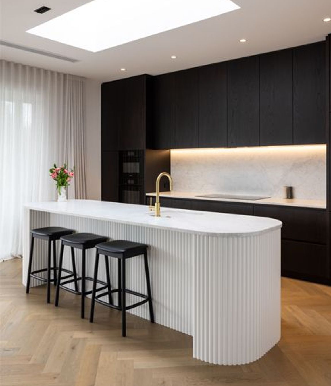 NeoDesign-customkitchenrenovationdesignerAucklandcurveblackwhite-marblePonsonbyroomisland.jpg