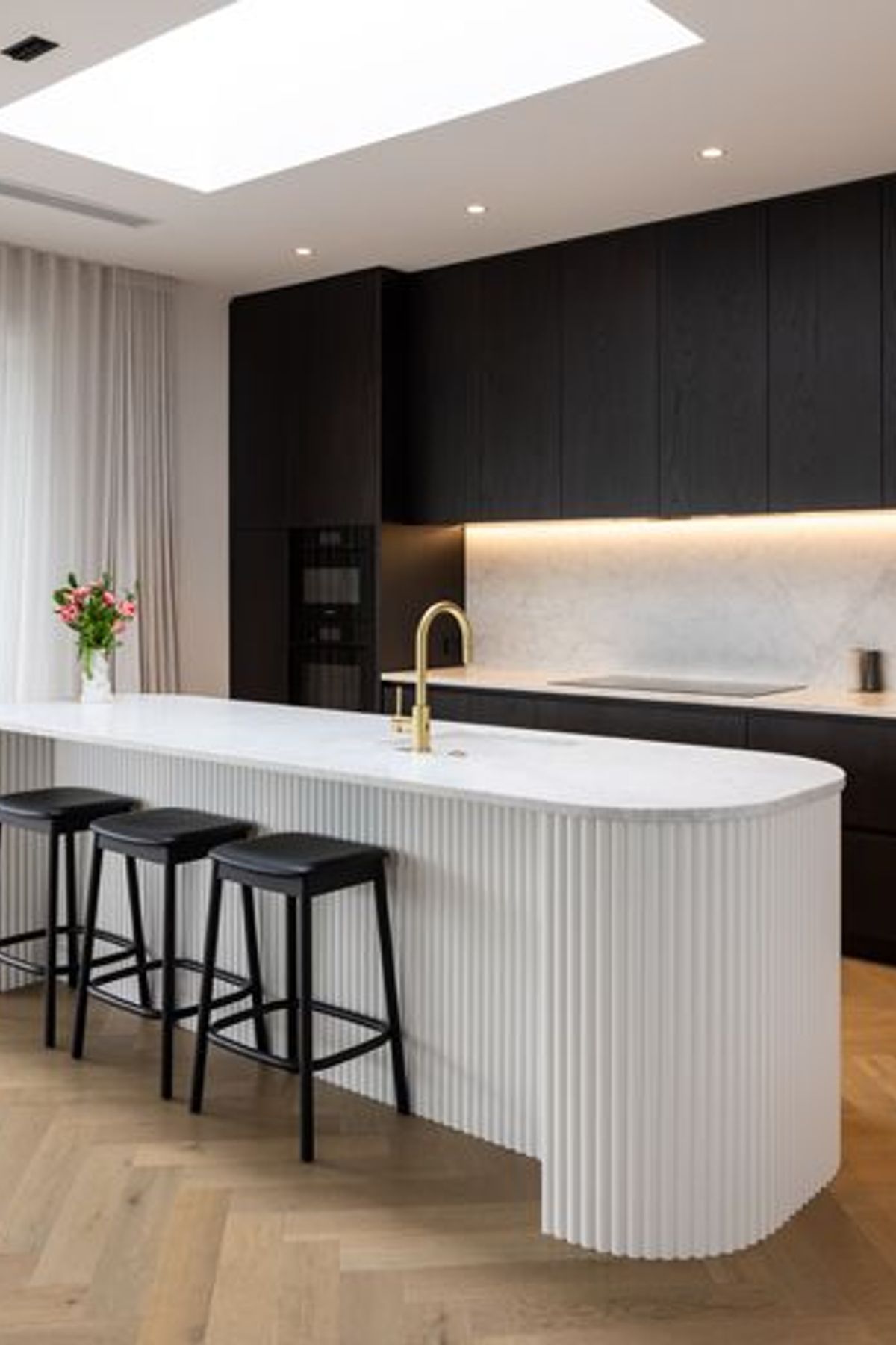 NeoDesign-customkitchenrenovationdesignerAucklandcurveblackwhite-marblePonsonbyroomisland.jpg