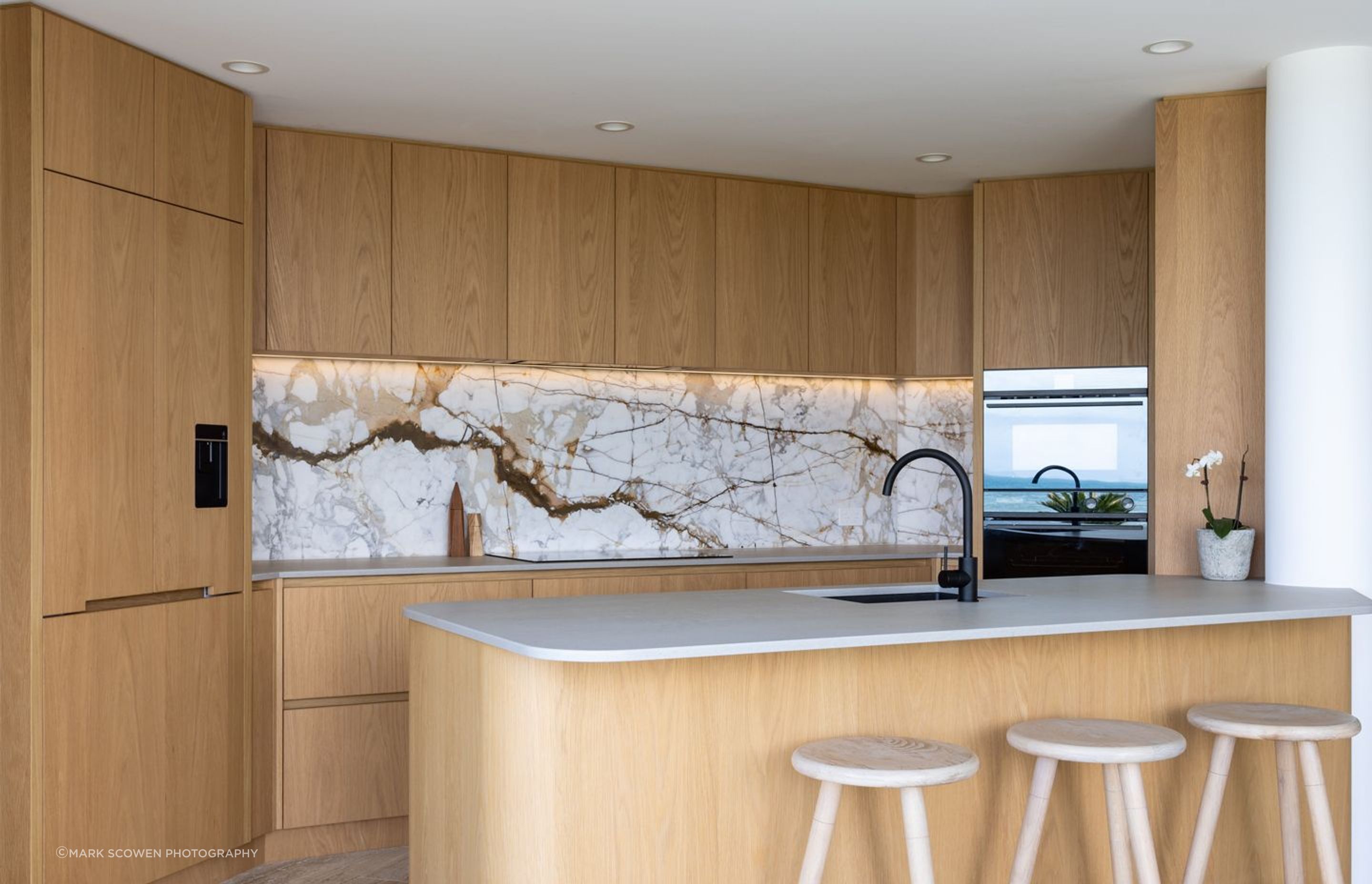 NeoDesigncustomkitchenrenovationdesignerAucklandcontemporayoakcalacattamarble1.jpg