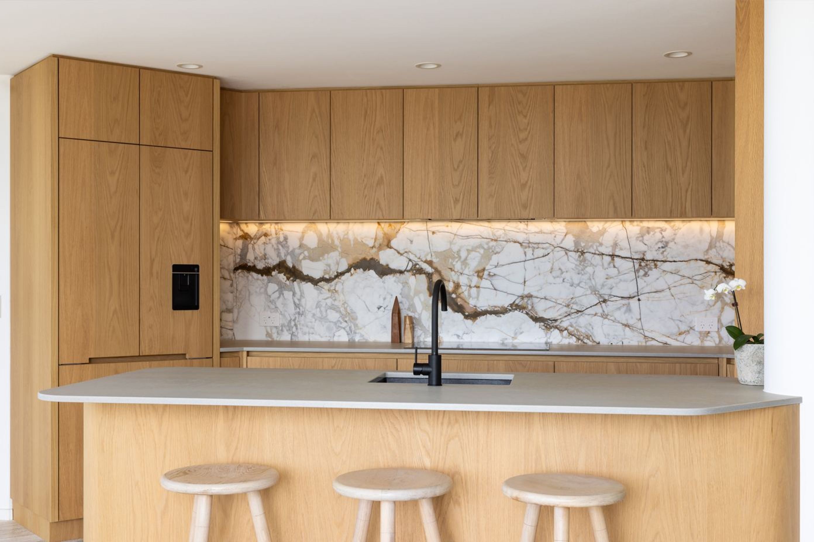 NeoDesigncustomkitchenrenovationdesignerAucklandcontemporayoakcalacattamarble2.jpg