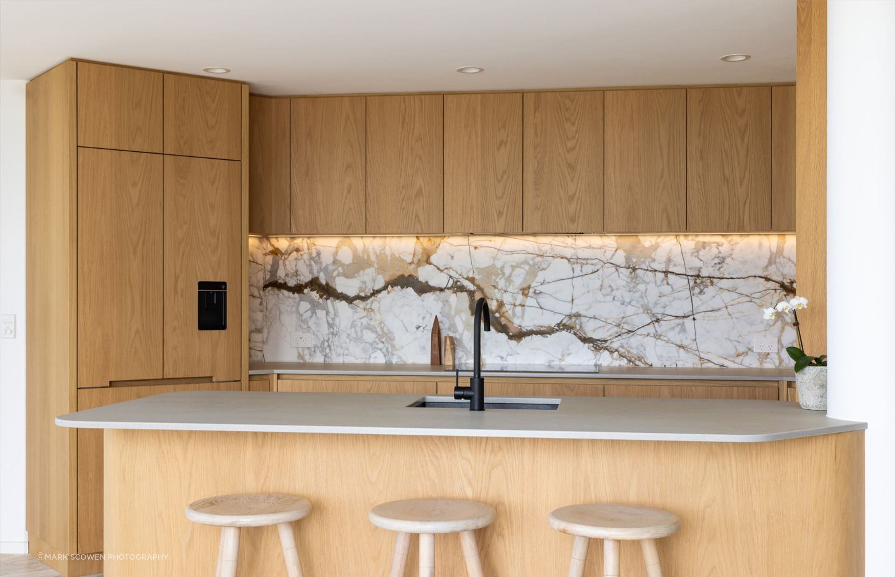 NeoDesigncustomkitchenrenovationdesignerAucklandcontemporayoakcalacattamarble2.jpg