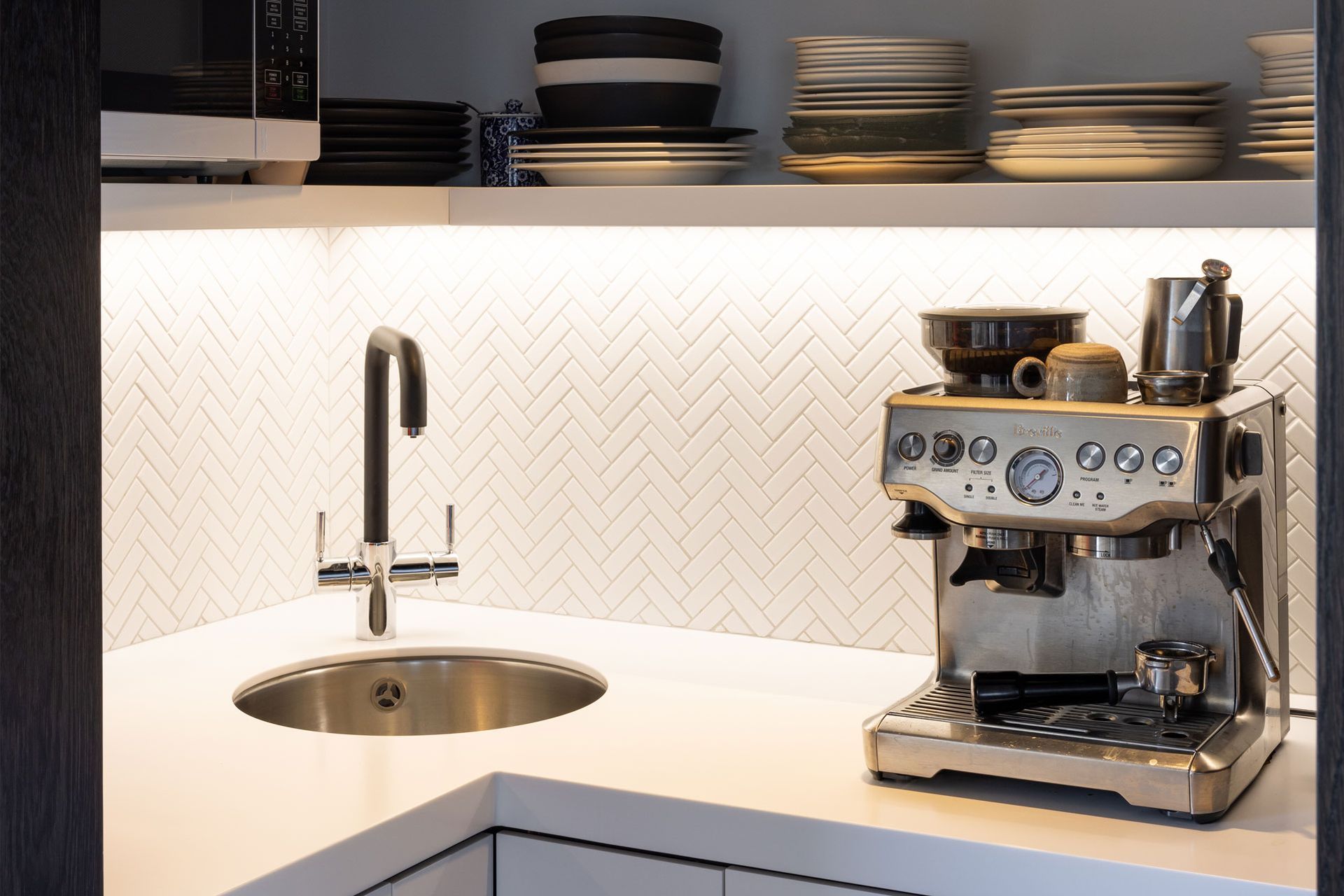 NeoDesigncustomkitchenrenovationdesignerAucklandminimalistwhitecurves6.jpg