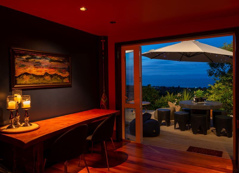 A Smoky Lounge Vibe, Tahunanui, Nelson