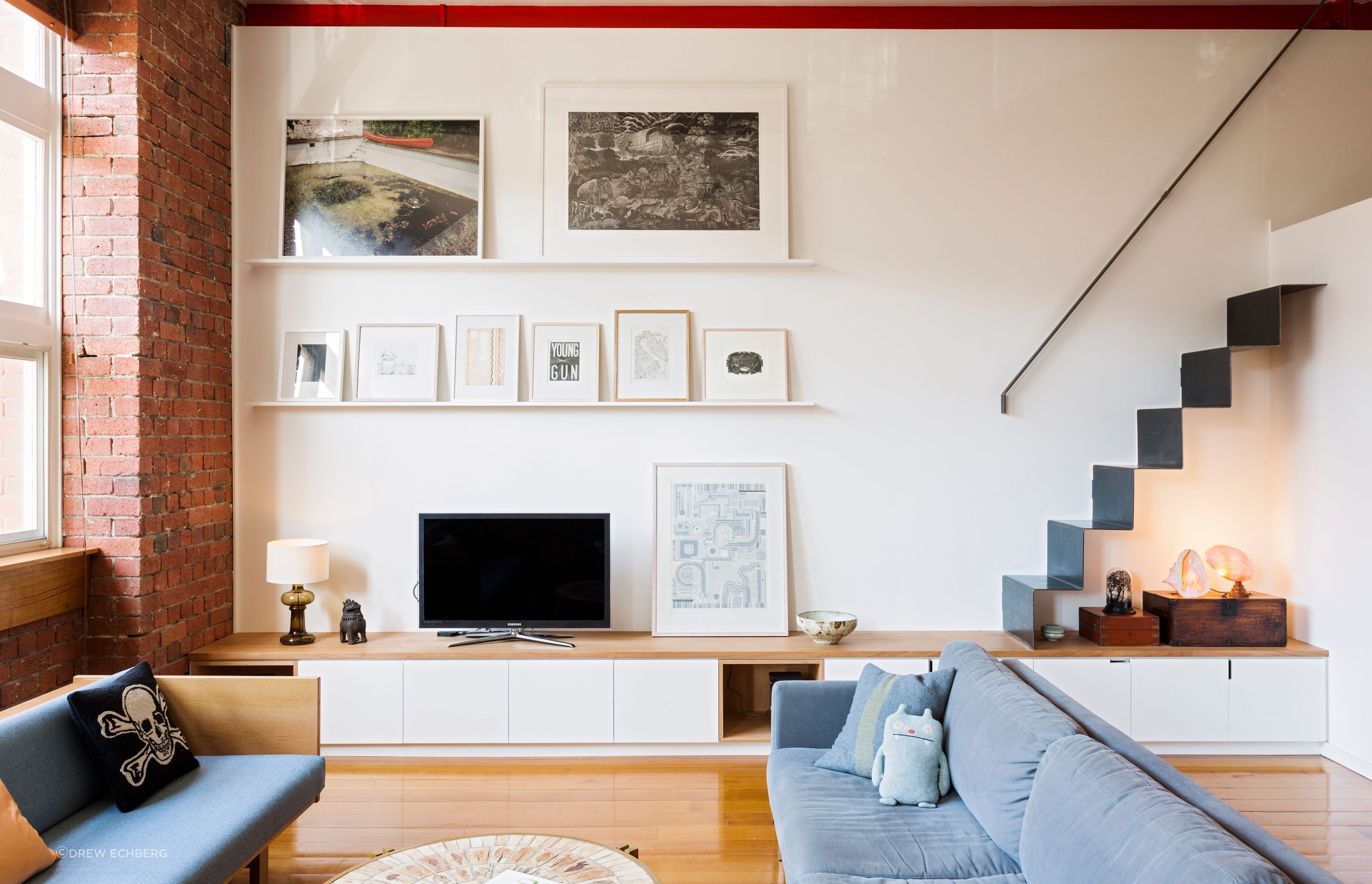 Low horizontal joinery increases the sense of spaciousness