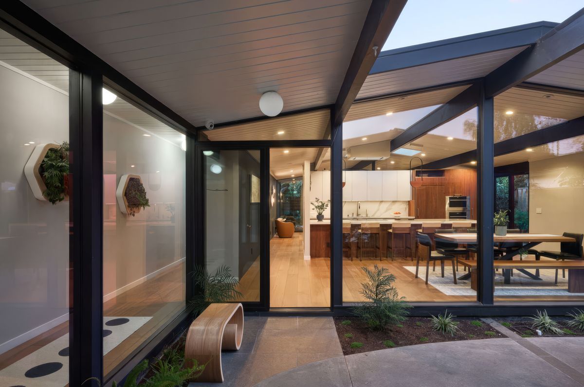 Flowing Courtyard Eichler