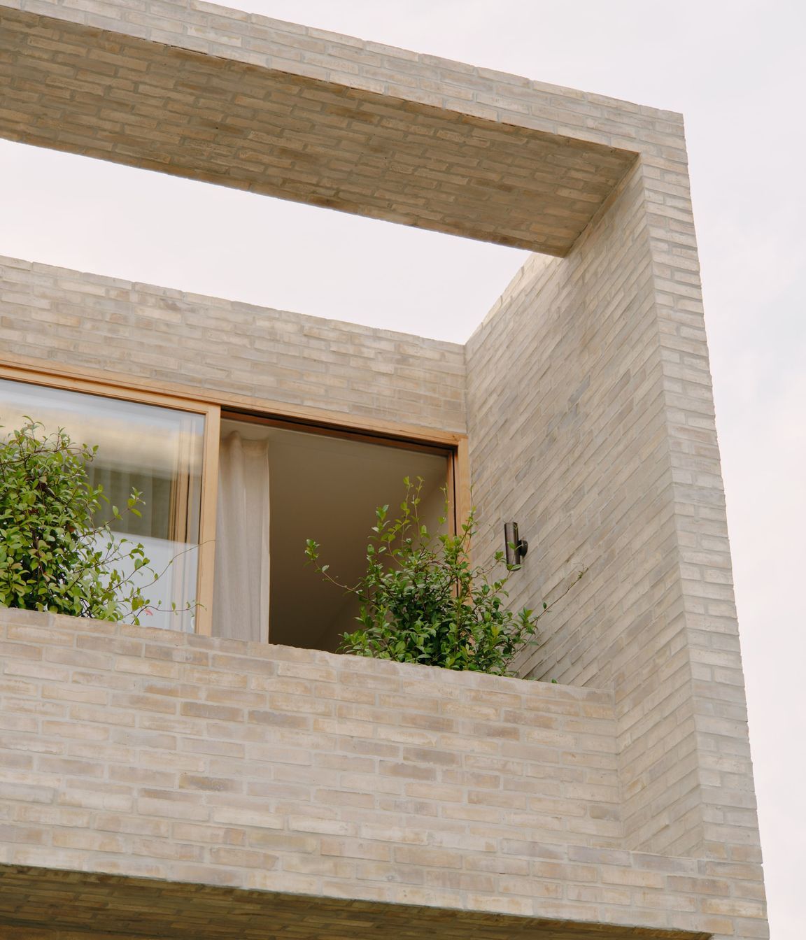 Petersen-D72-bricks-Fitzroy-North-upper-facade.jpg