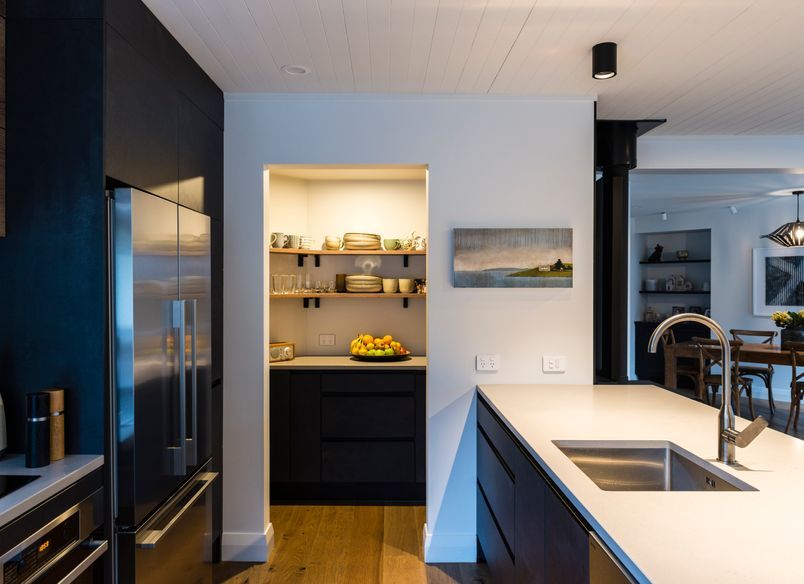 Working with Curves - 80's Renovation with Black Concrete Reproduction