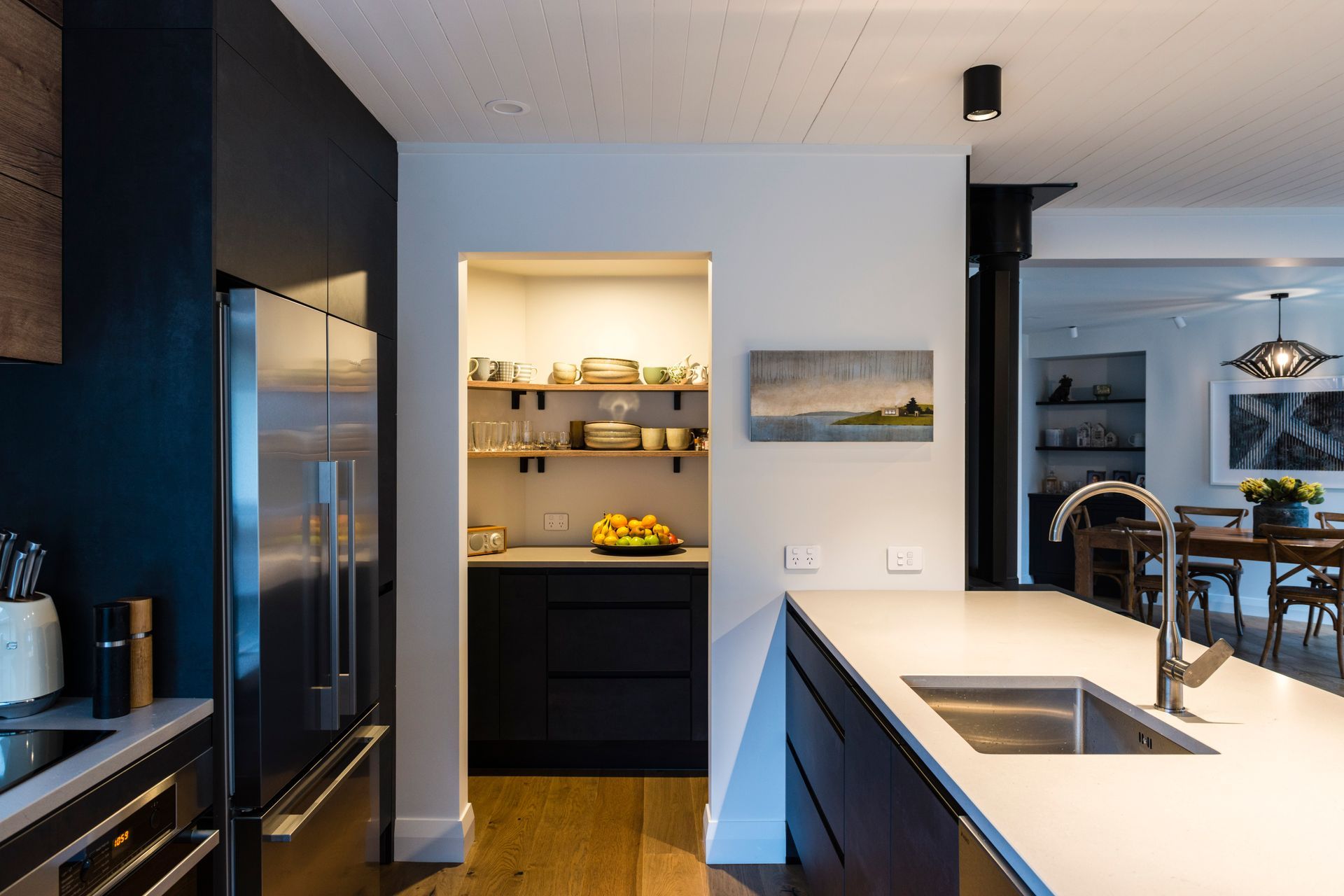 Working with Curves - 80's Renovation with Black Concrete Reproduction