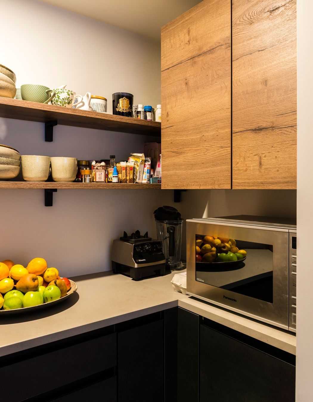 Working with Curves - 80's Renovation with Black Concrete Reproduction