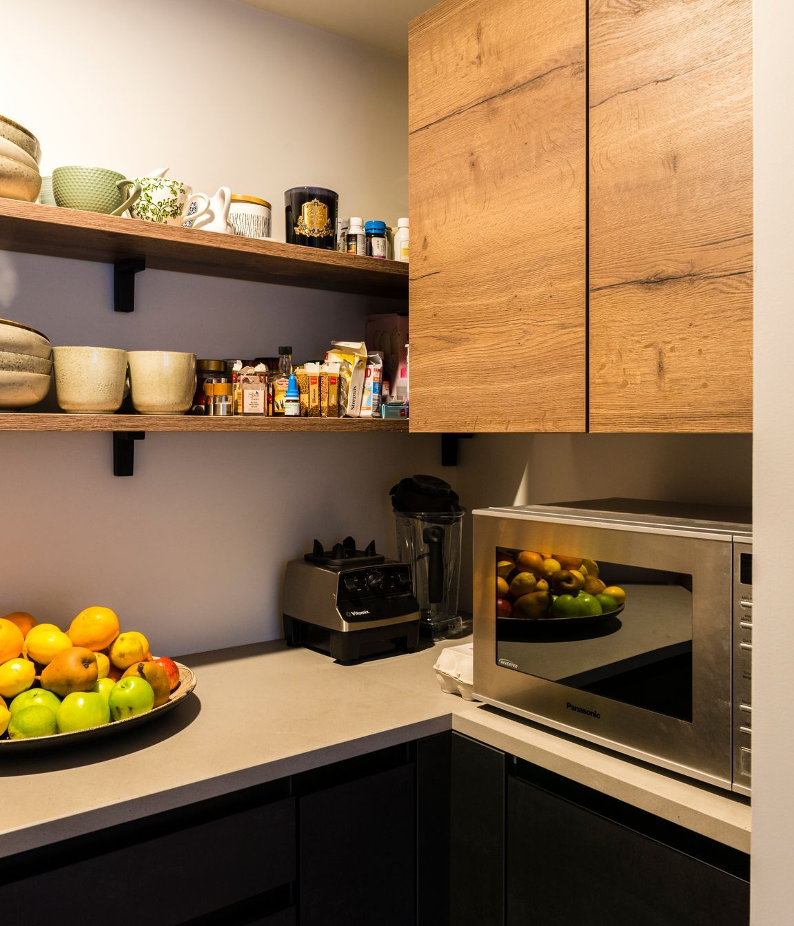 Working with Curves - 80's Renovation with Black Concrete Reproduction