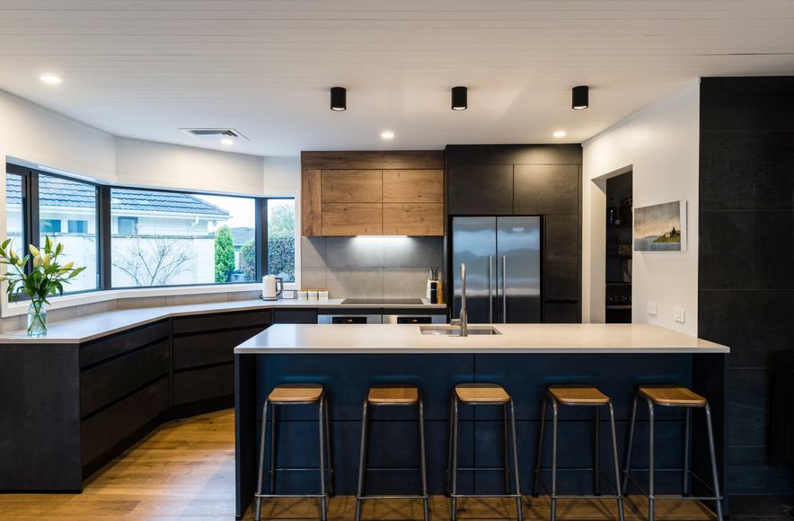 Working with Curves - 80's Renovation with Black Concrete Reproduction