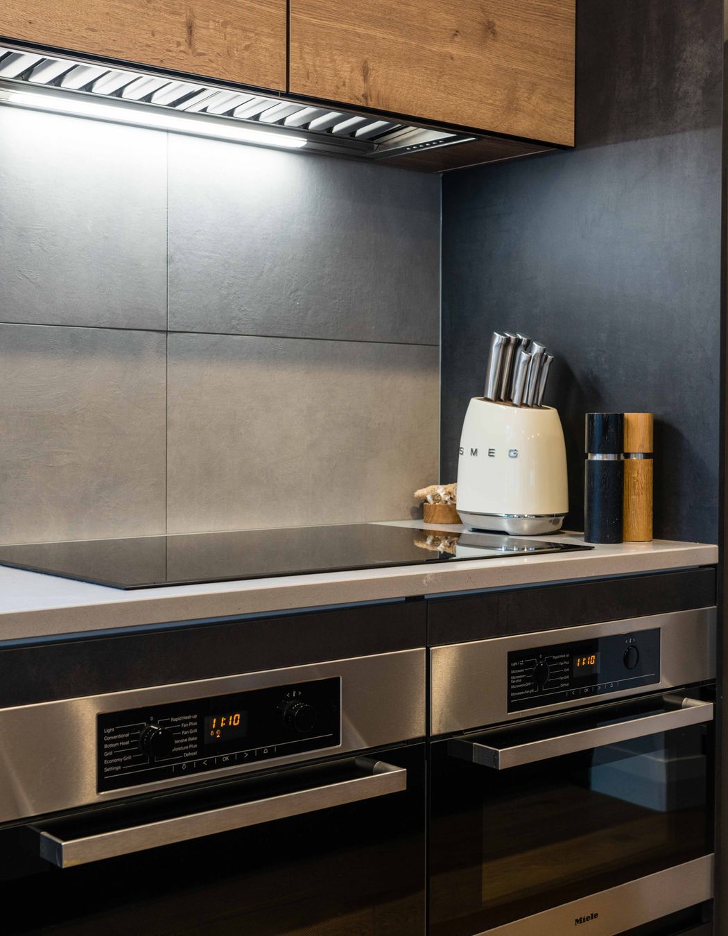 Working with Curves - 80's Renovation with Black Concrete Reproduction