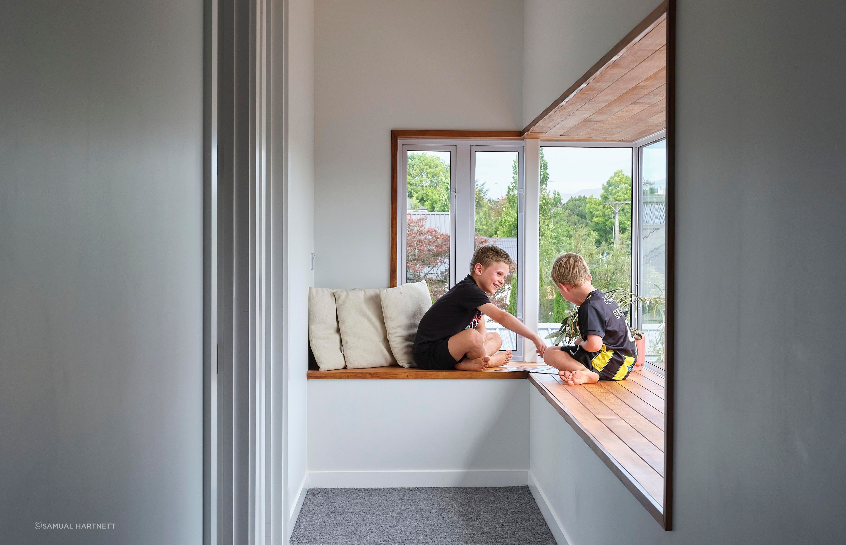 Pop-TopKids-playing-in-the-window-seatSam-Hartnett-Photographer9.jpg