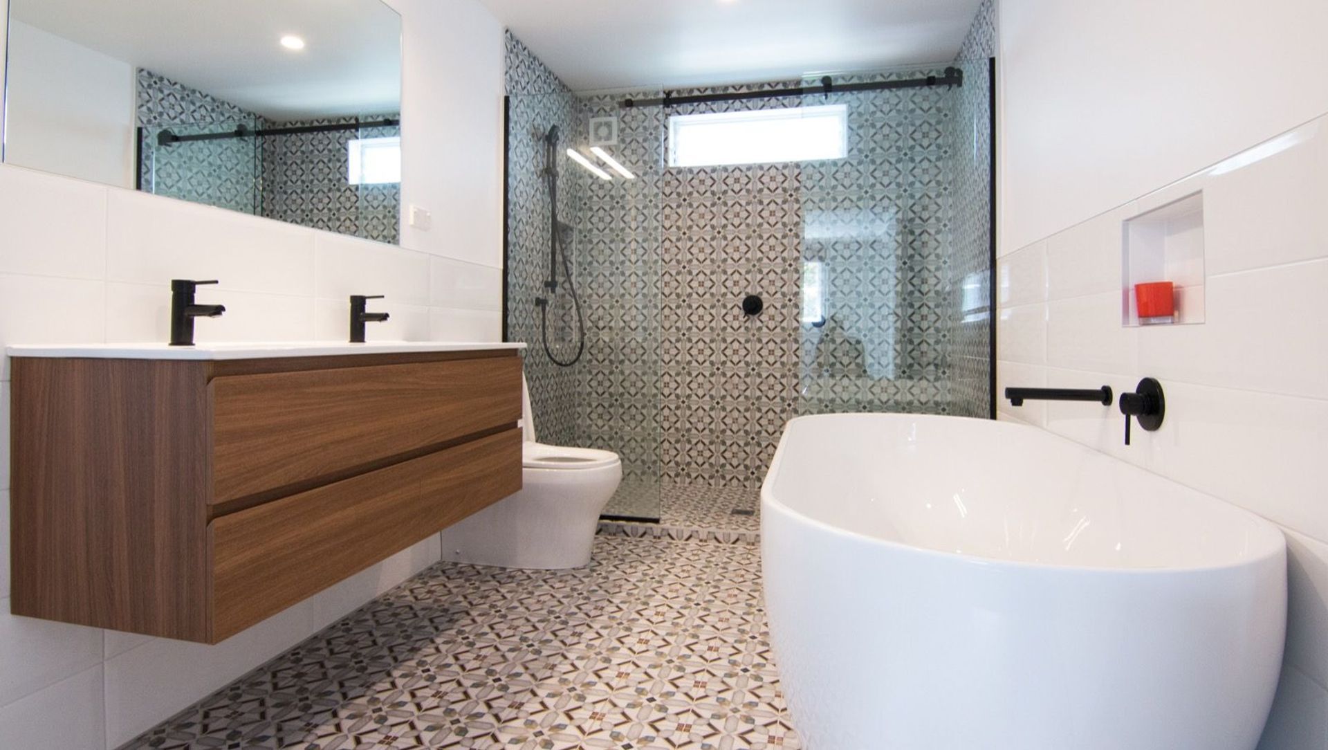 Coastal Views And Open-plan Living In Takapuna, Auckland banner