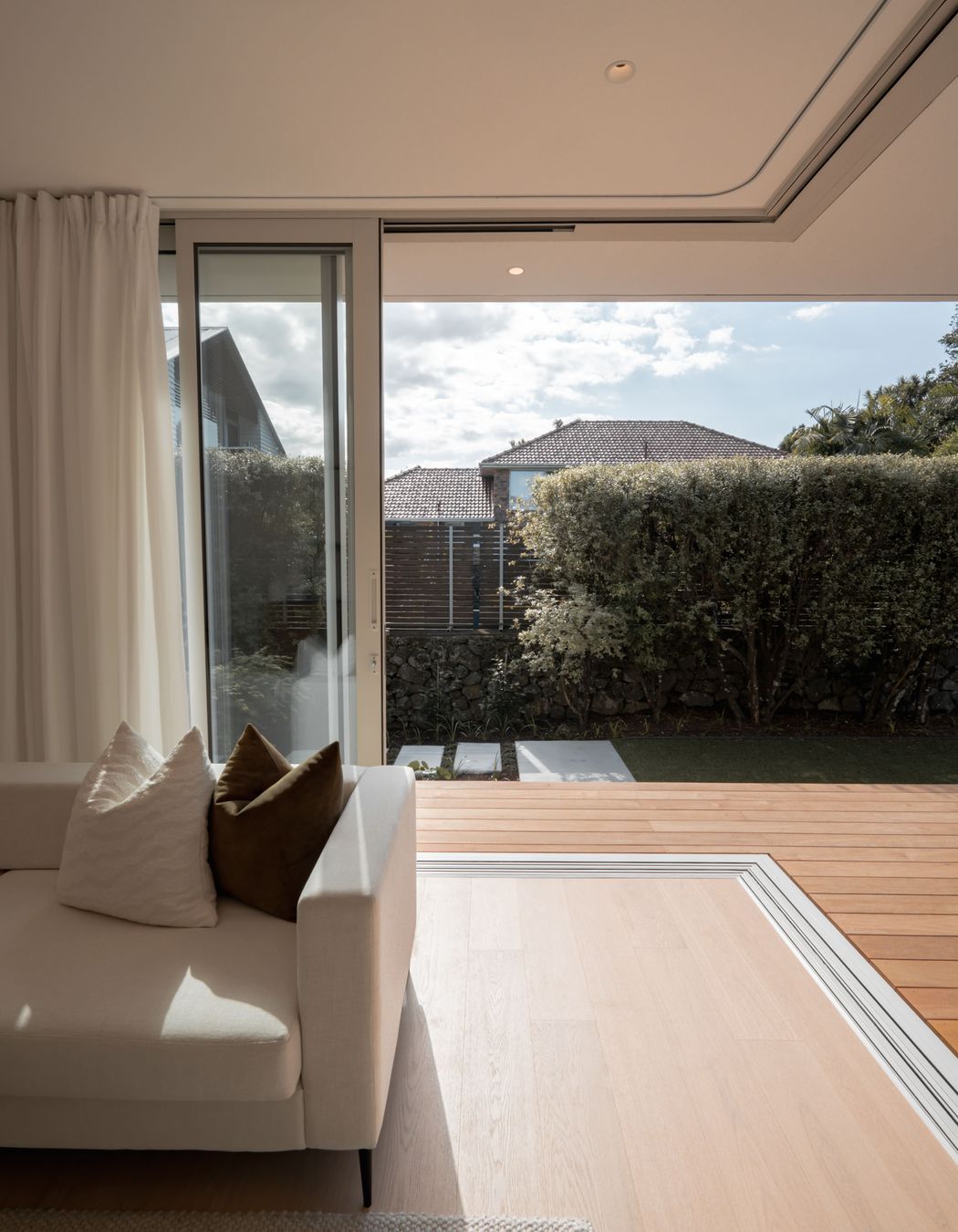SLB2111-HDR.jpg