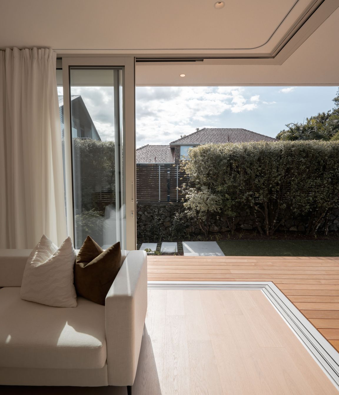 SLB2111-HDR.jpg