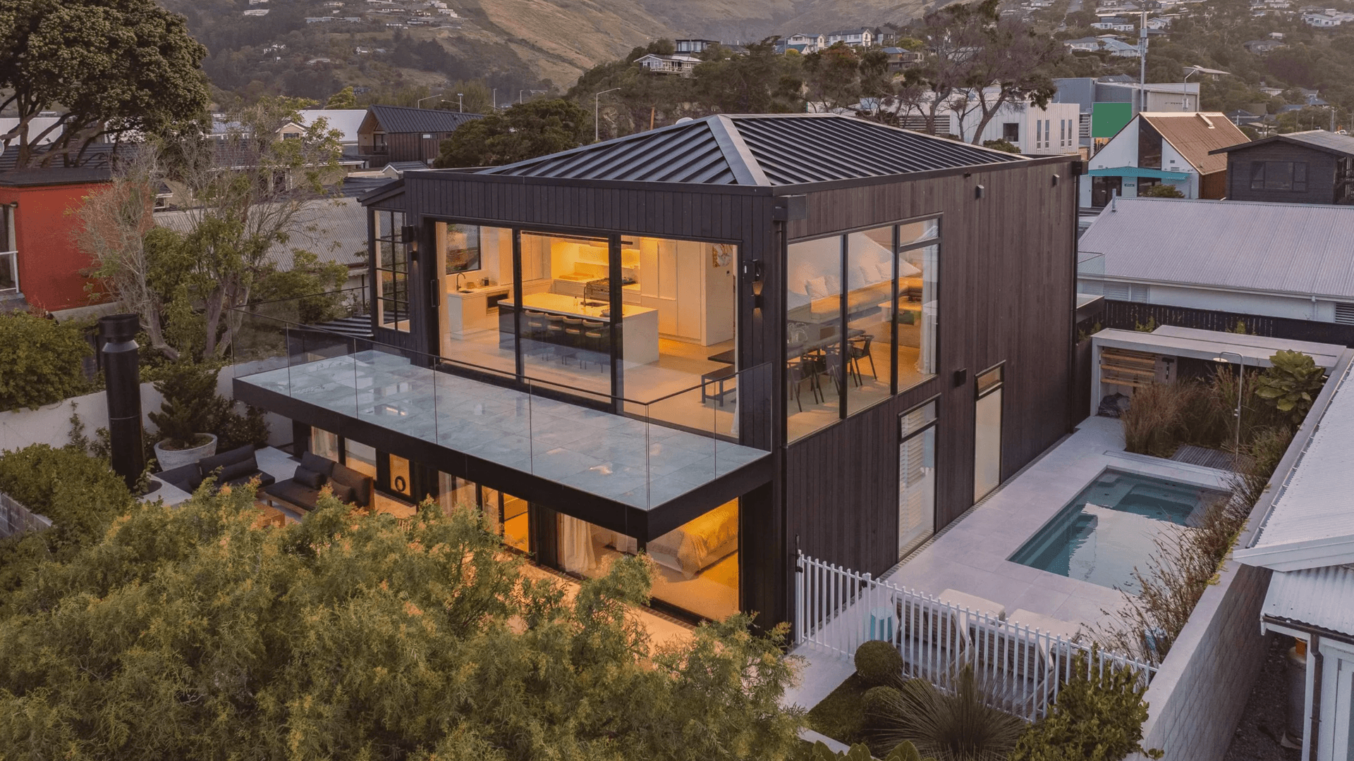 Beachville, Redcliffs banner